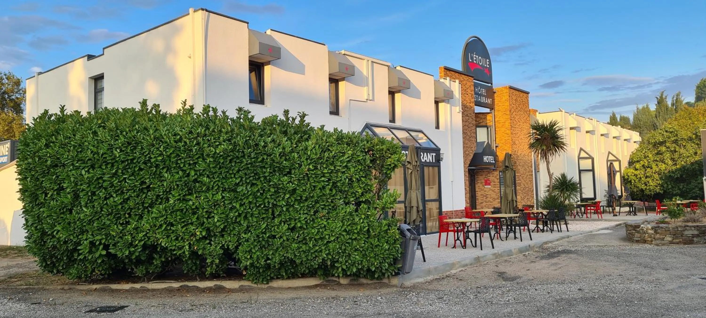 Property building in Hôtel L'Etoile Aéroport - A61