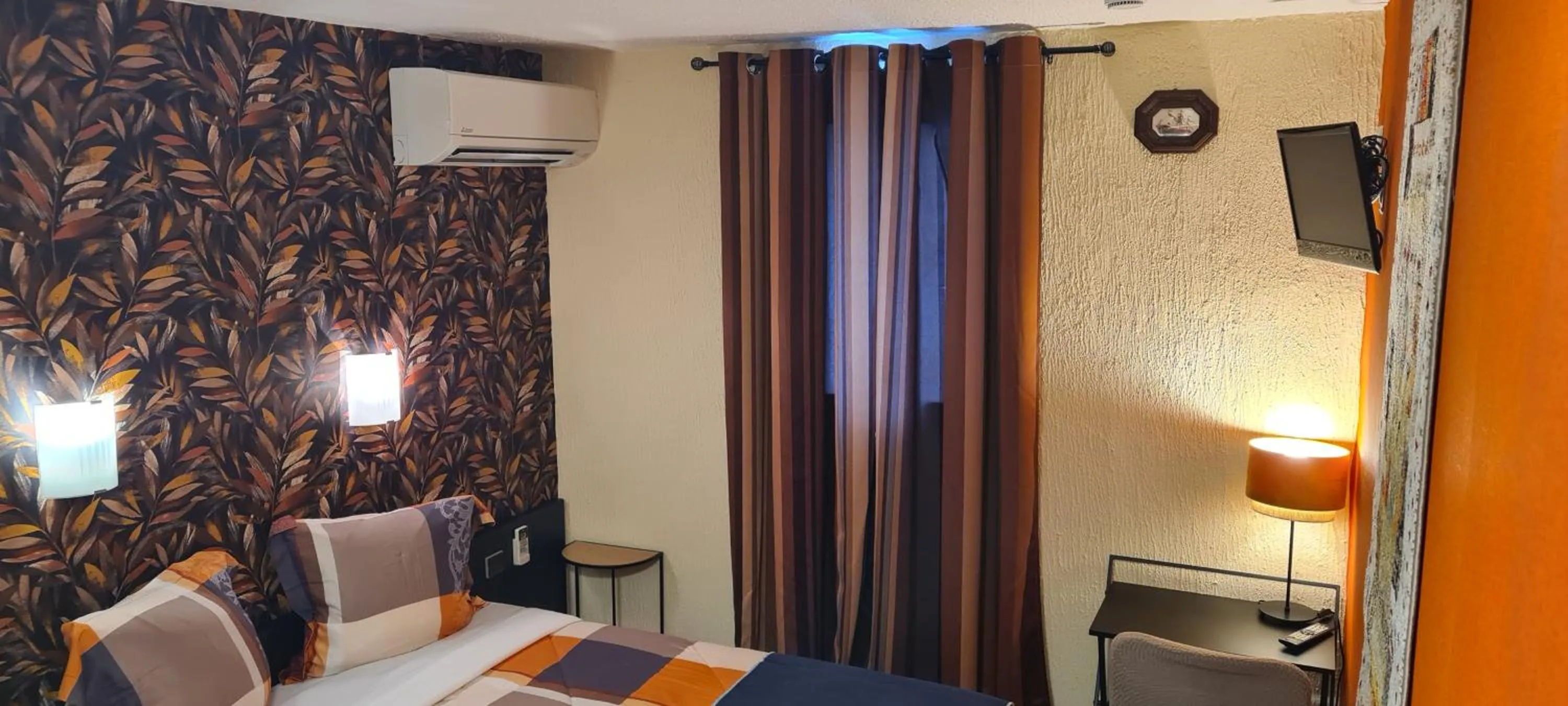 Bedroom, Bed in Hôtel L'Etoile Aéroport - A61