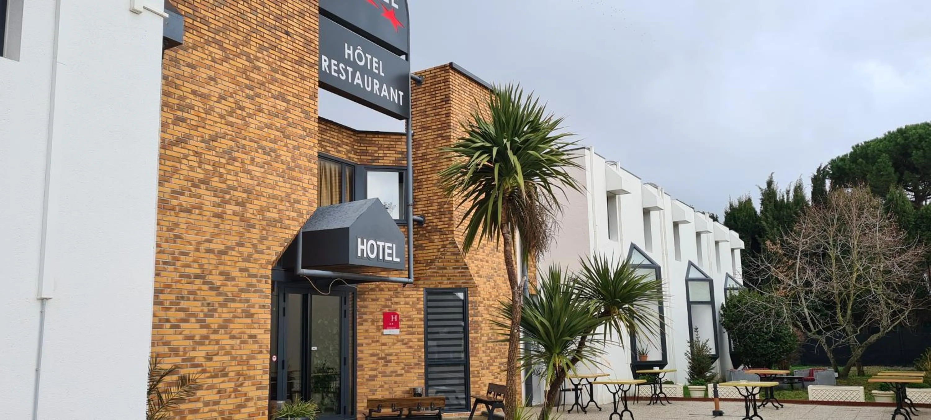 Property building in Hôtel L'Etoile Aéroport - A61