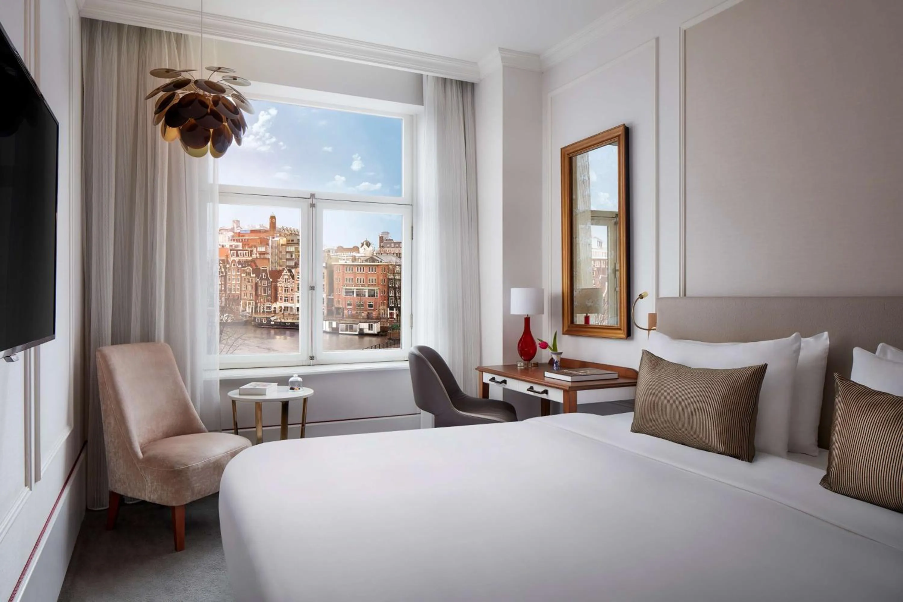 View (from property/room), Bed in Tivoli Doelen Amsterdam Hotel