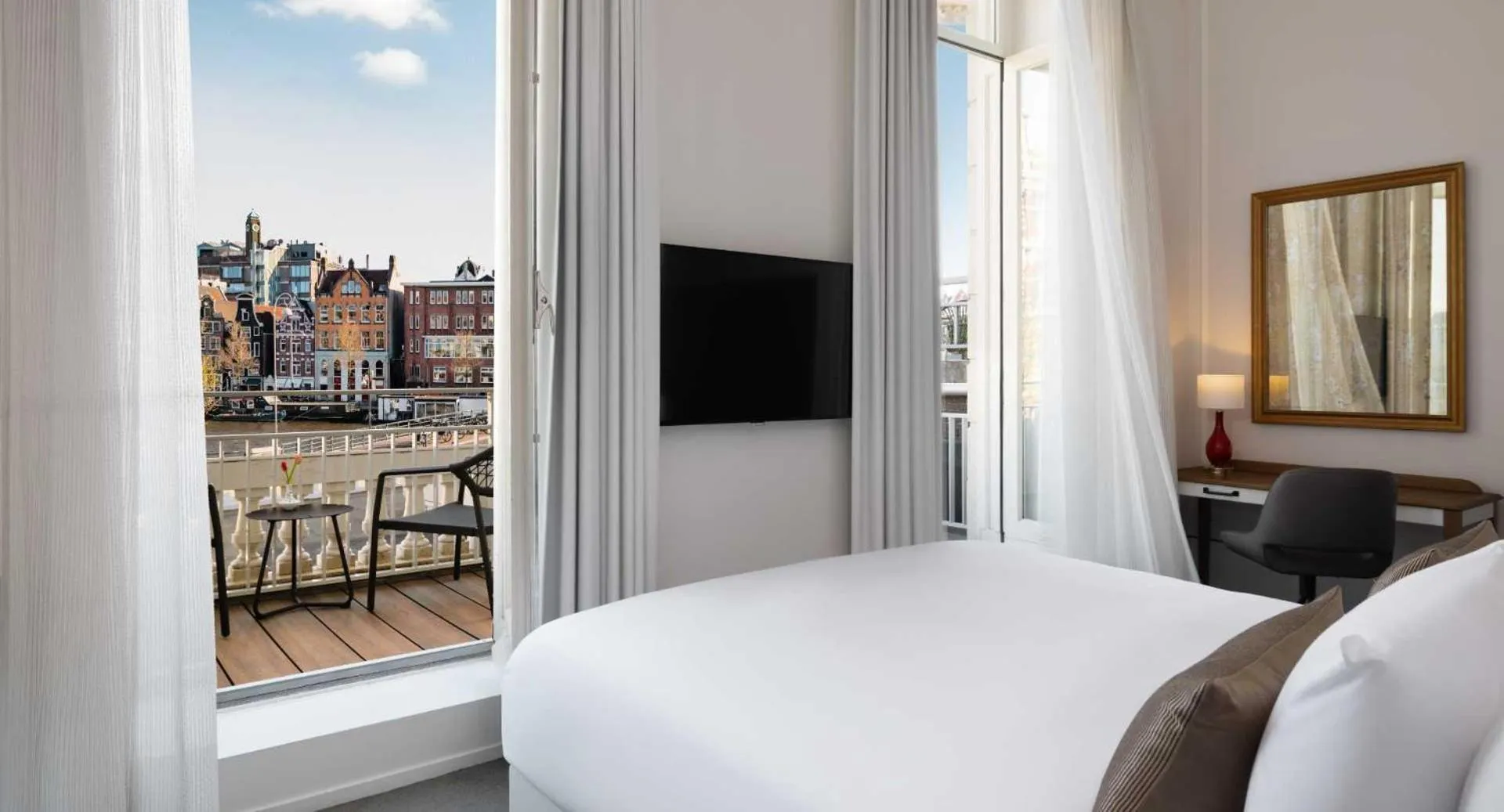 Photo of the whole room, Bed in Tivoli Doelen Amsterdam Hotel