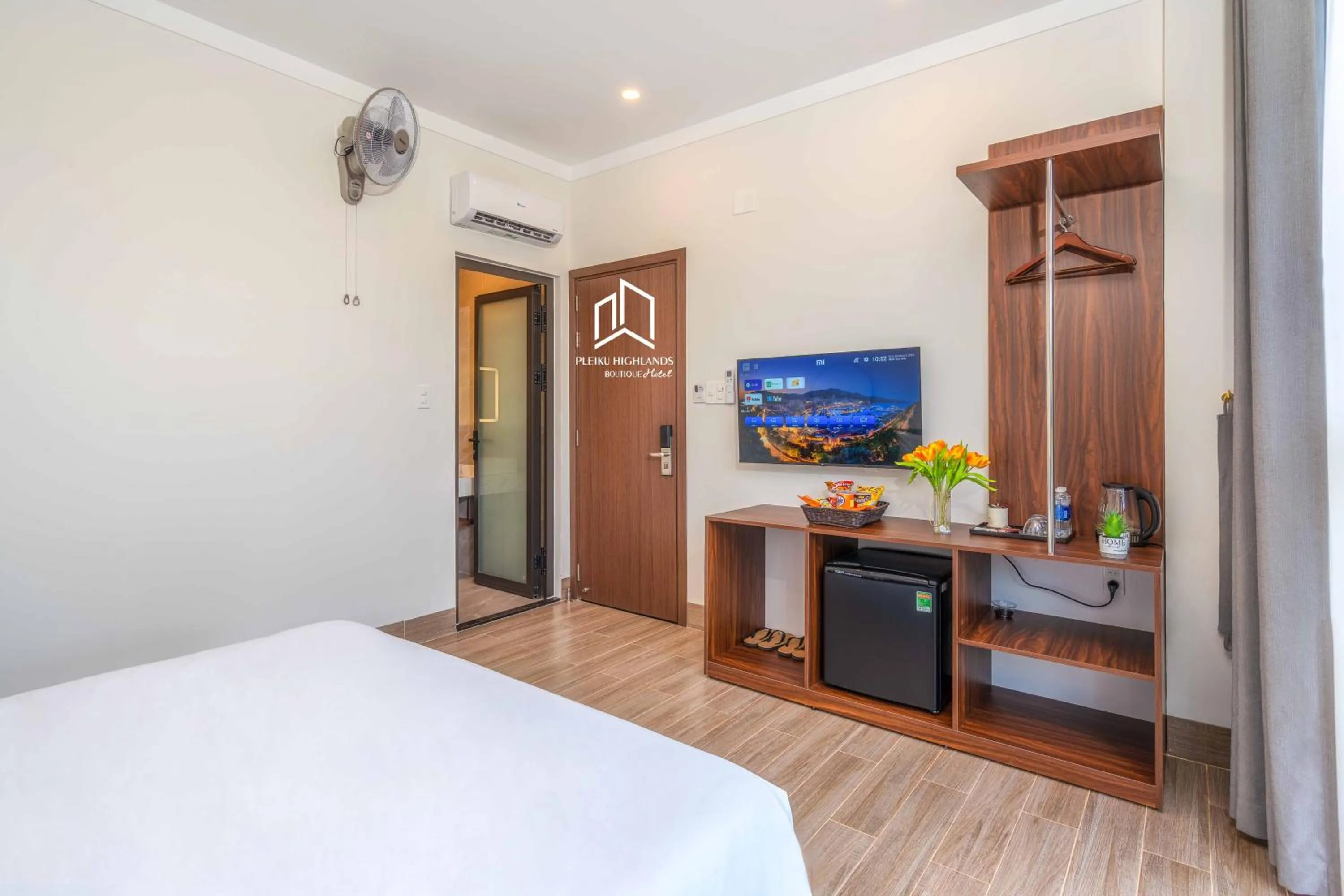 hair dresser, Bed in PLEIKU HIGHLANDS BOUTIQUE HOTEL