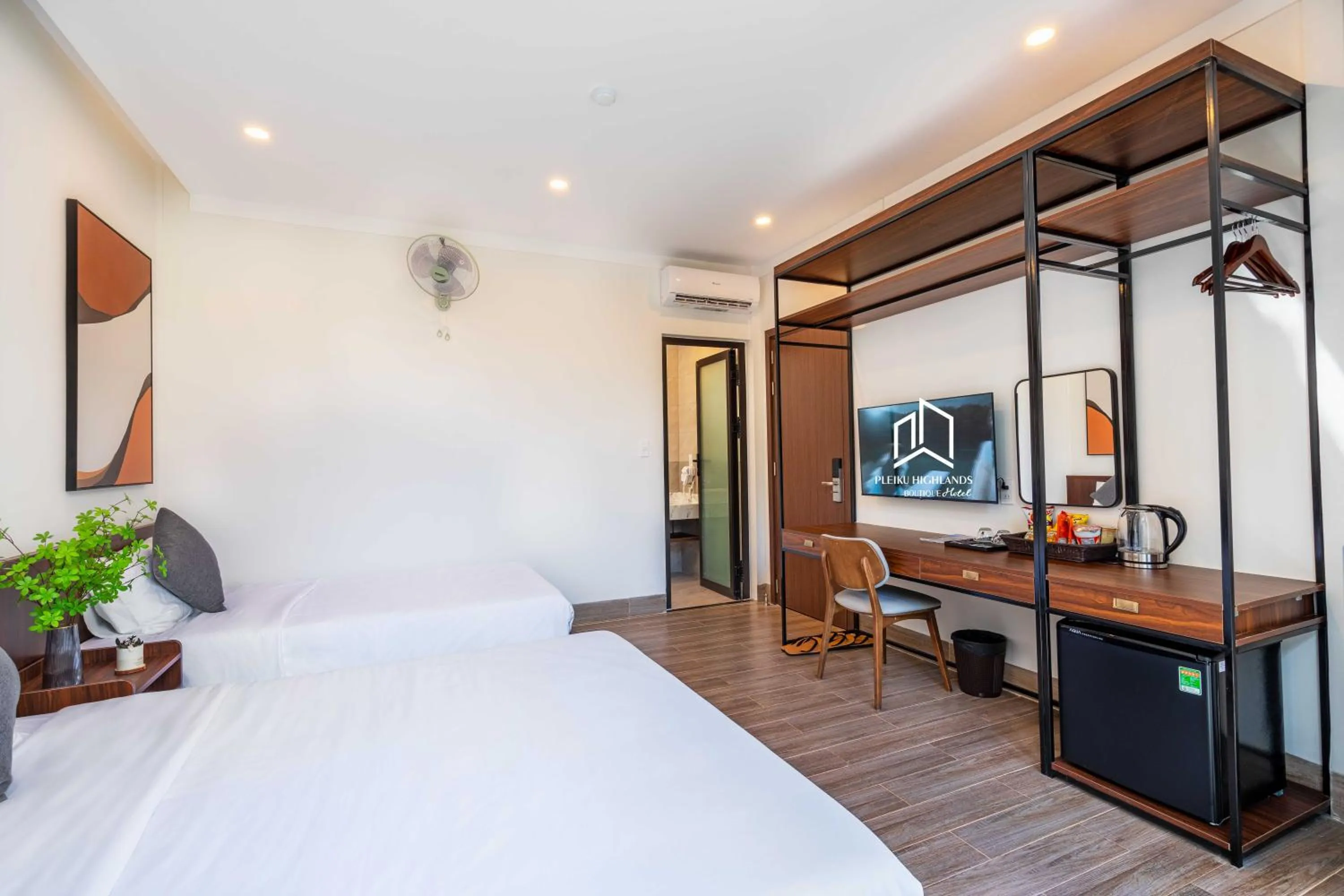 hair dresser, Bed in PLEIKU HIGHLANDS BOUTIQUE HOTEL