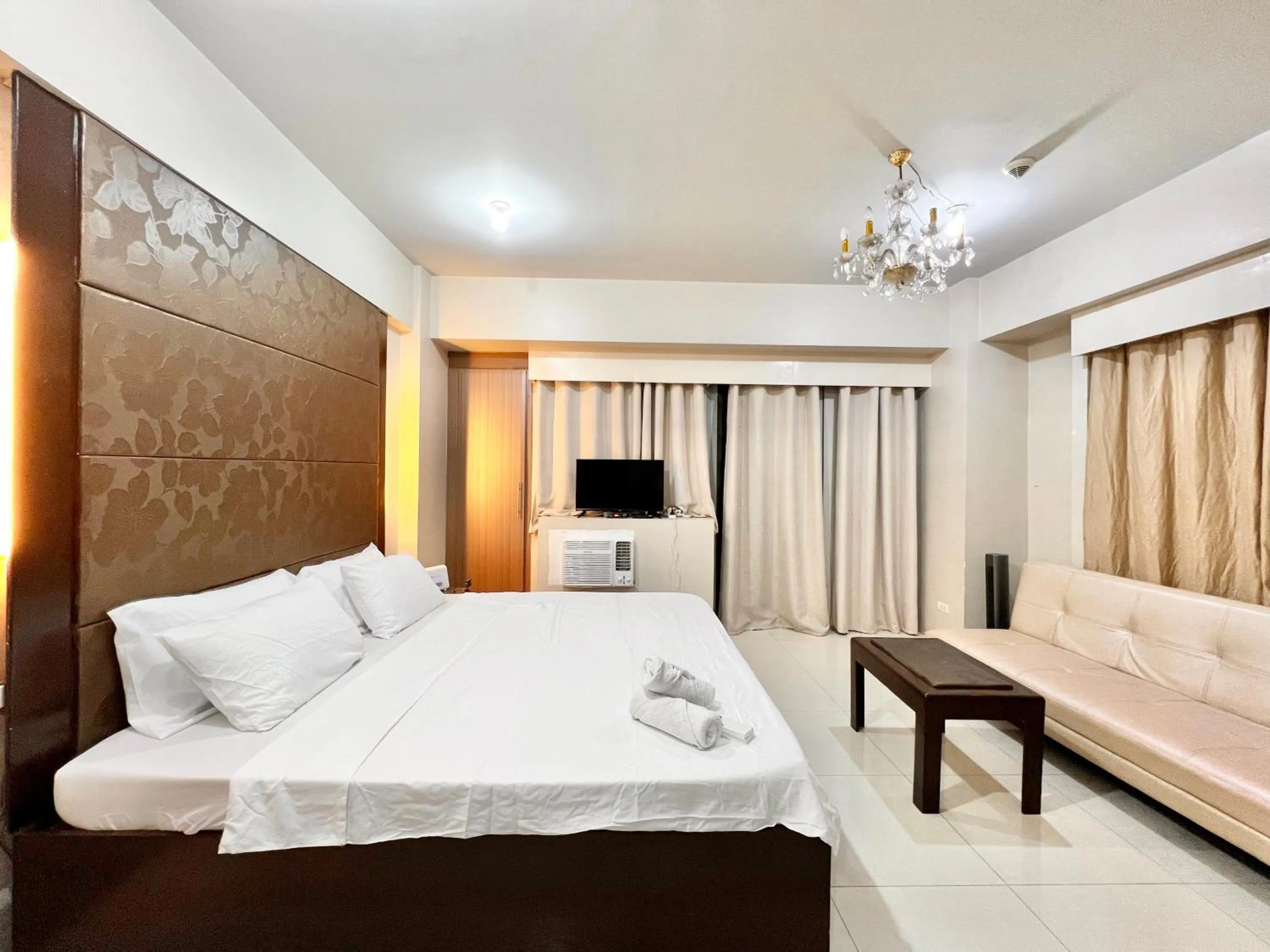 Bedroom, Bed in Kiel 5-Star Condo Hotel Across NAIA Manila Airport Terminal 3