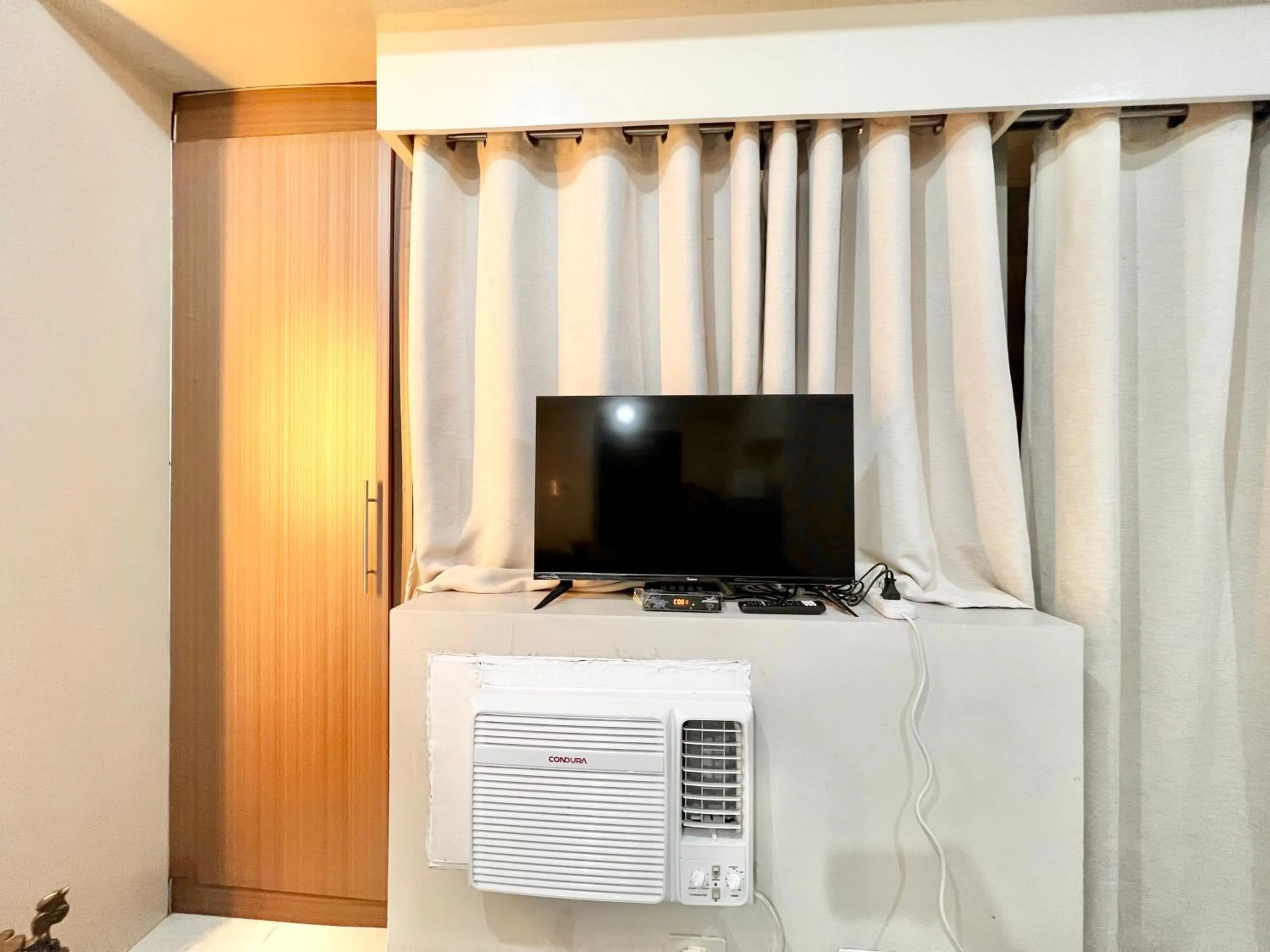 TV and multimedia in Kiel 5-Star Condo Hotel Across NAIA Manila Airport Terminal 3