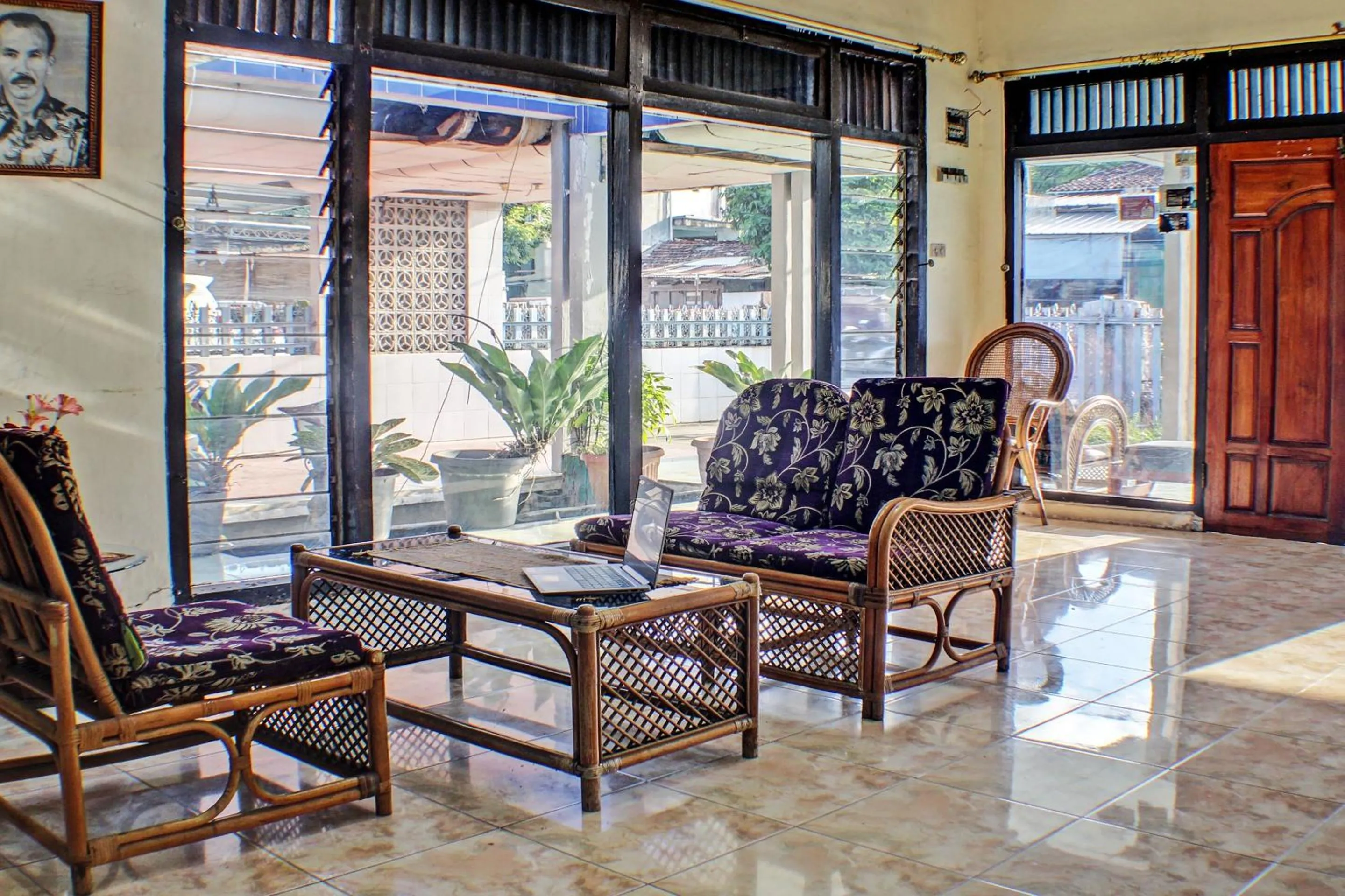 Lobby or reception in Hotel O Badar Guest House Syariah