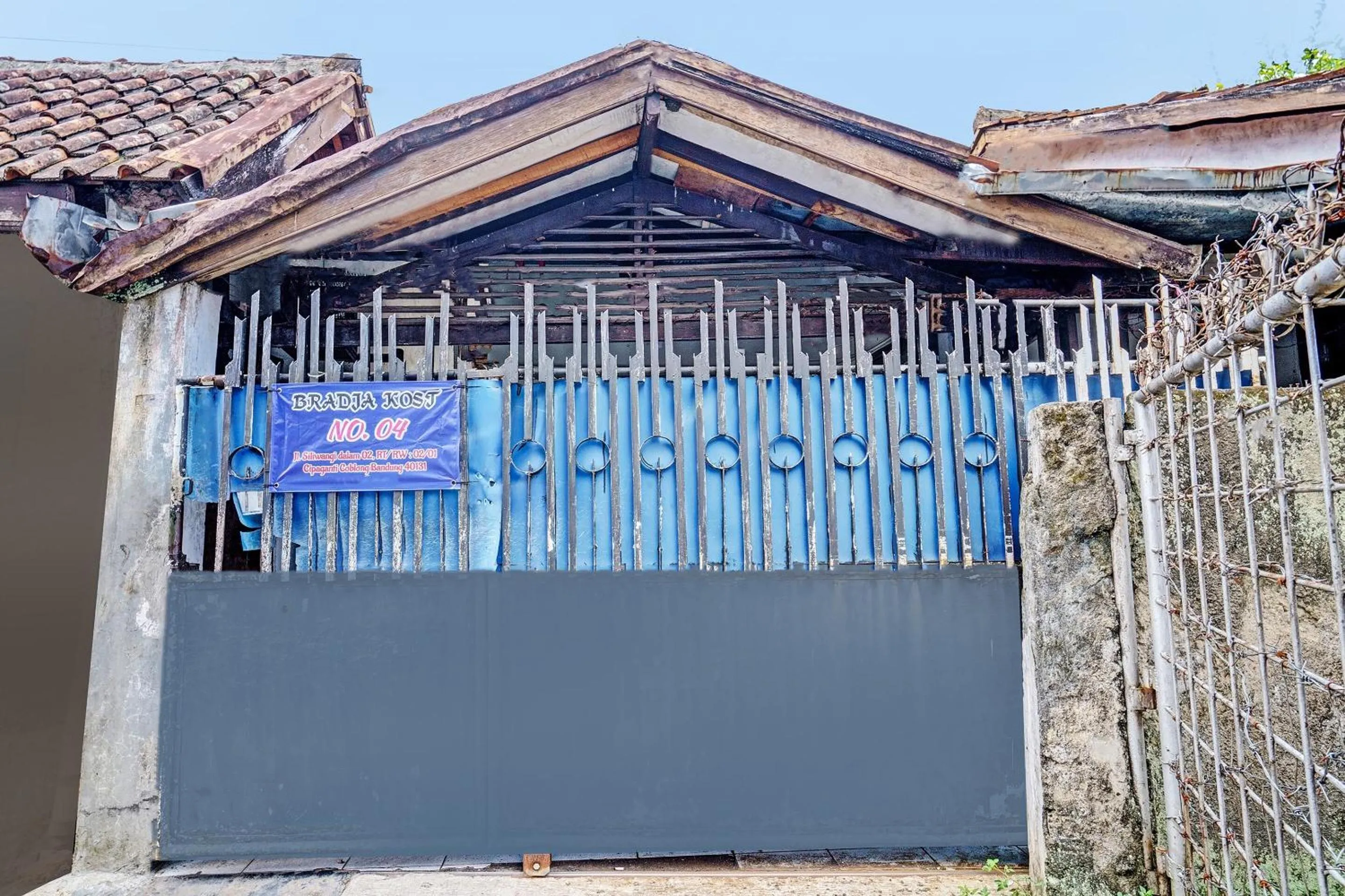 Facade/entrance in OYO Life 92709 Kost Teras Cikapundung Syariah