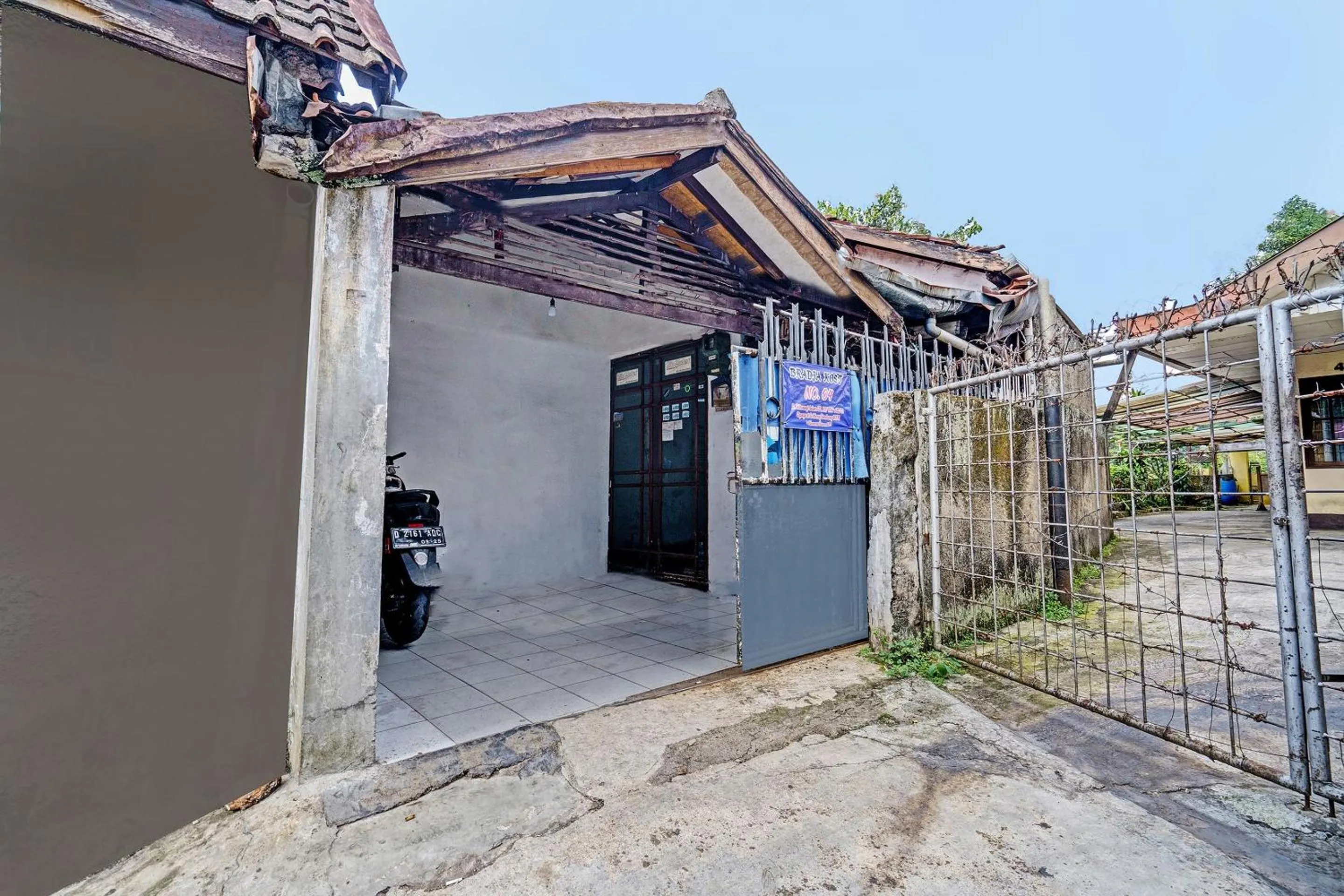 Facade/entrance in OYO Life 92709 Kost Teras Cikapundung Syariah