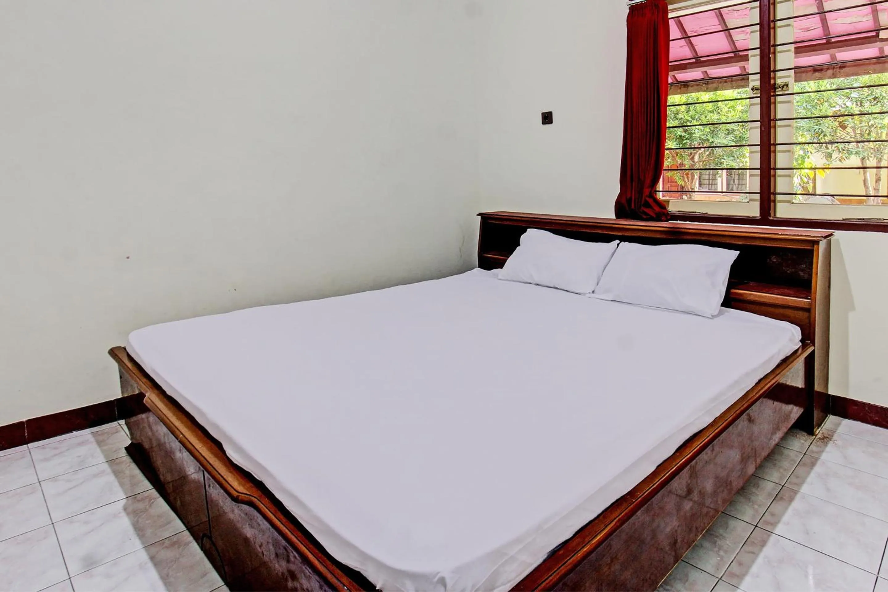 Bedroom, Bed in Hotel O Losmen Tjabe Merah Near Alfamart Bintaro