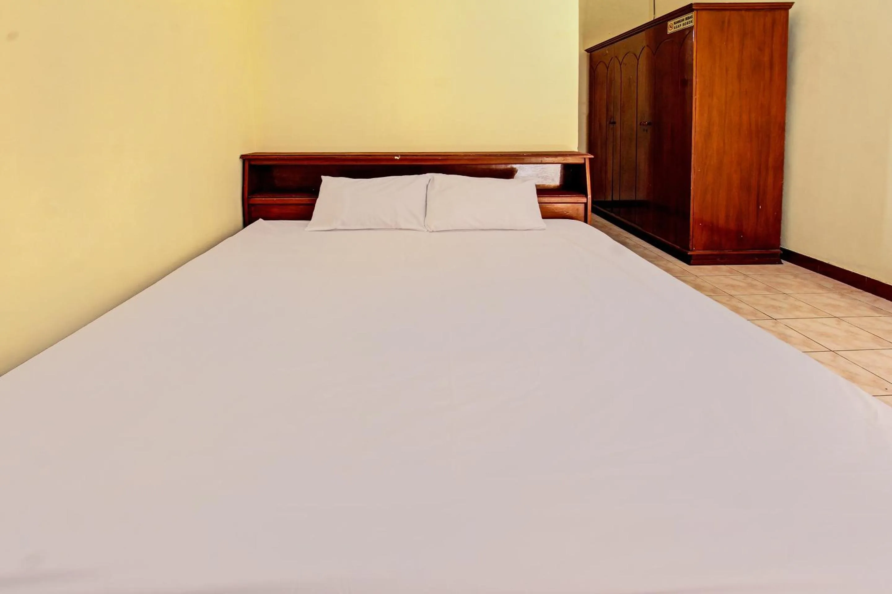 Bedroom, Bed in Hotel O Losmen Tjabe Merah Near Alfamart Bintaro