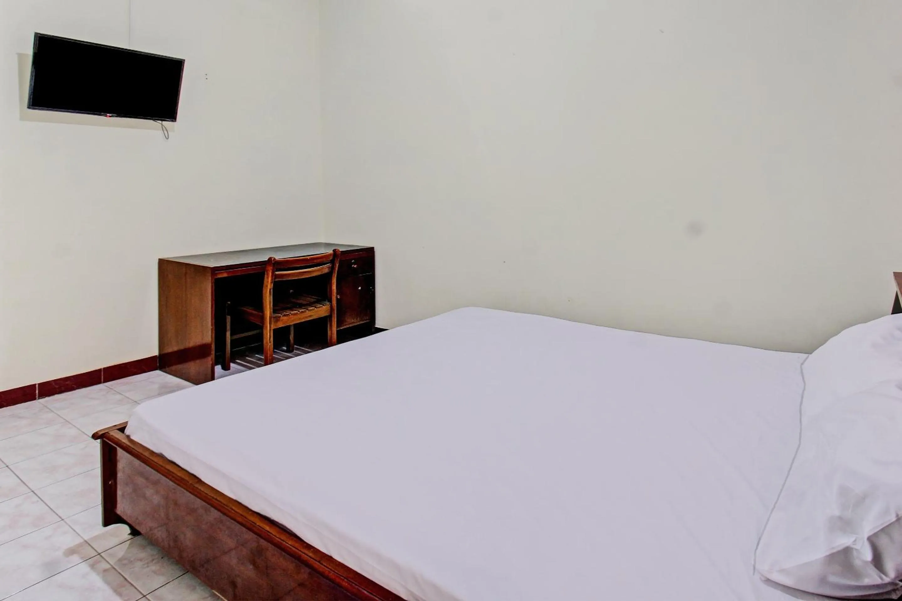 Bedroom, Bed in Hotel O Losmen Tjabe Merah Near Alfamart Bintaro