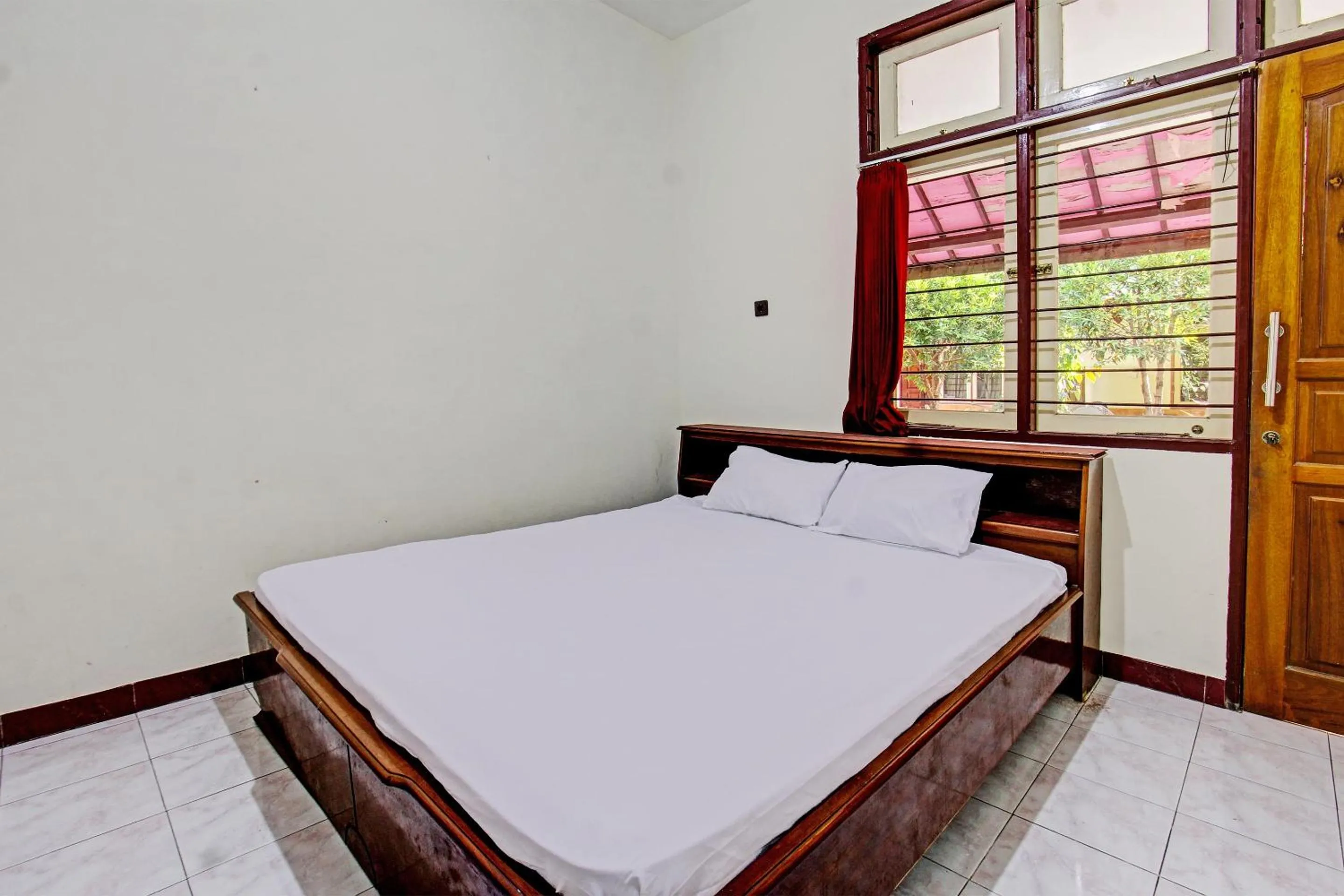 Bedroom, Bed in Hotel O Losmen Tjabe Merah Near Alfamart Bintaro