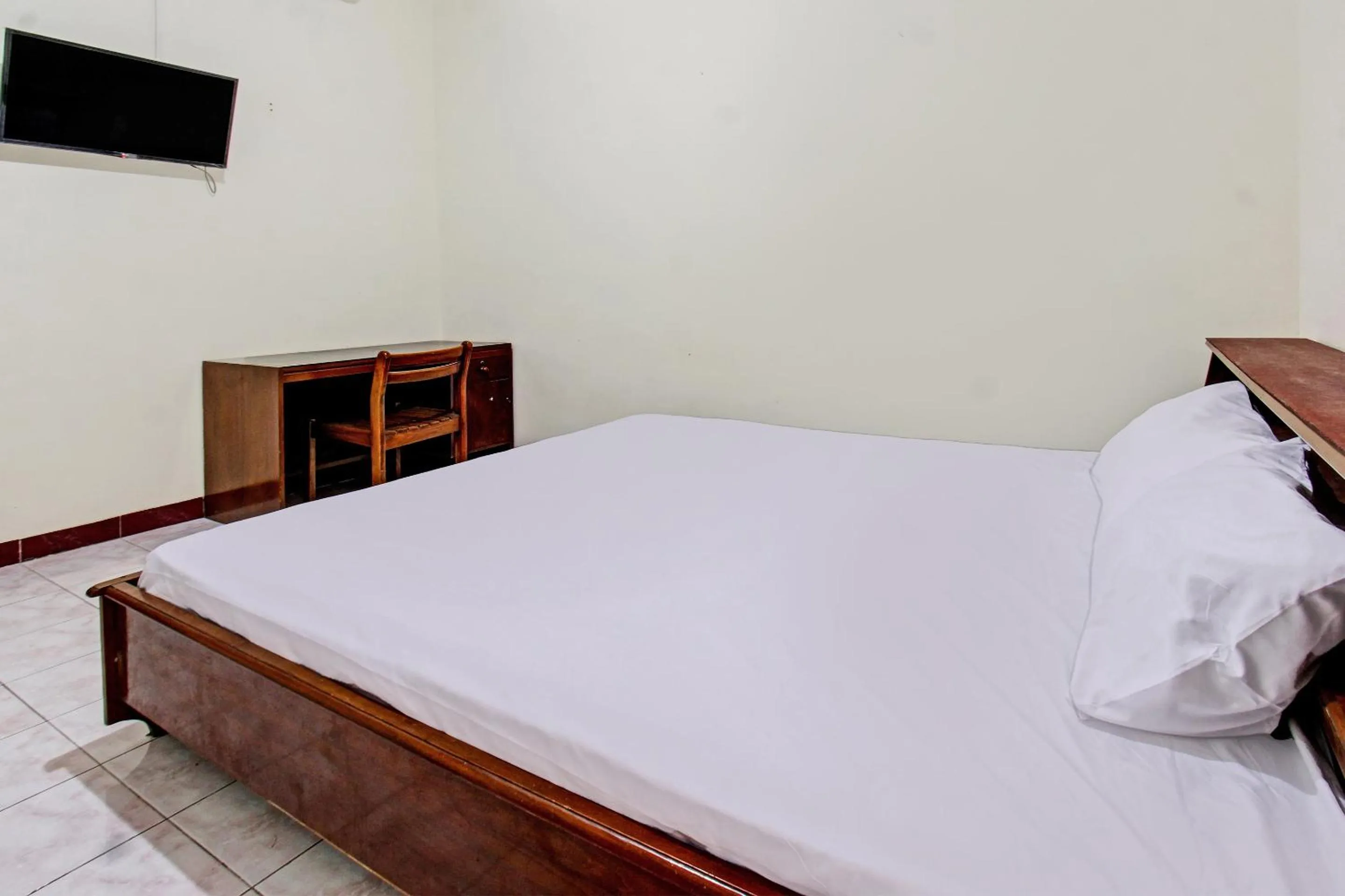 Bedroom, Bed in Hotel O Losmen Tjabe Merah Near Alfamart Bintaro