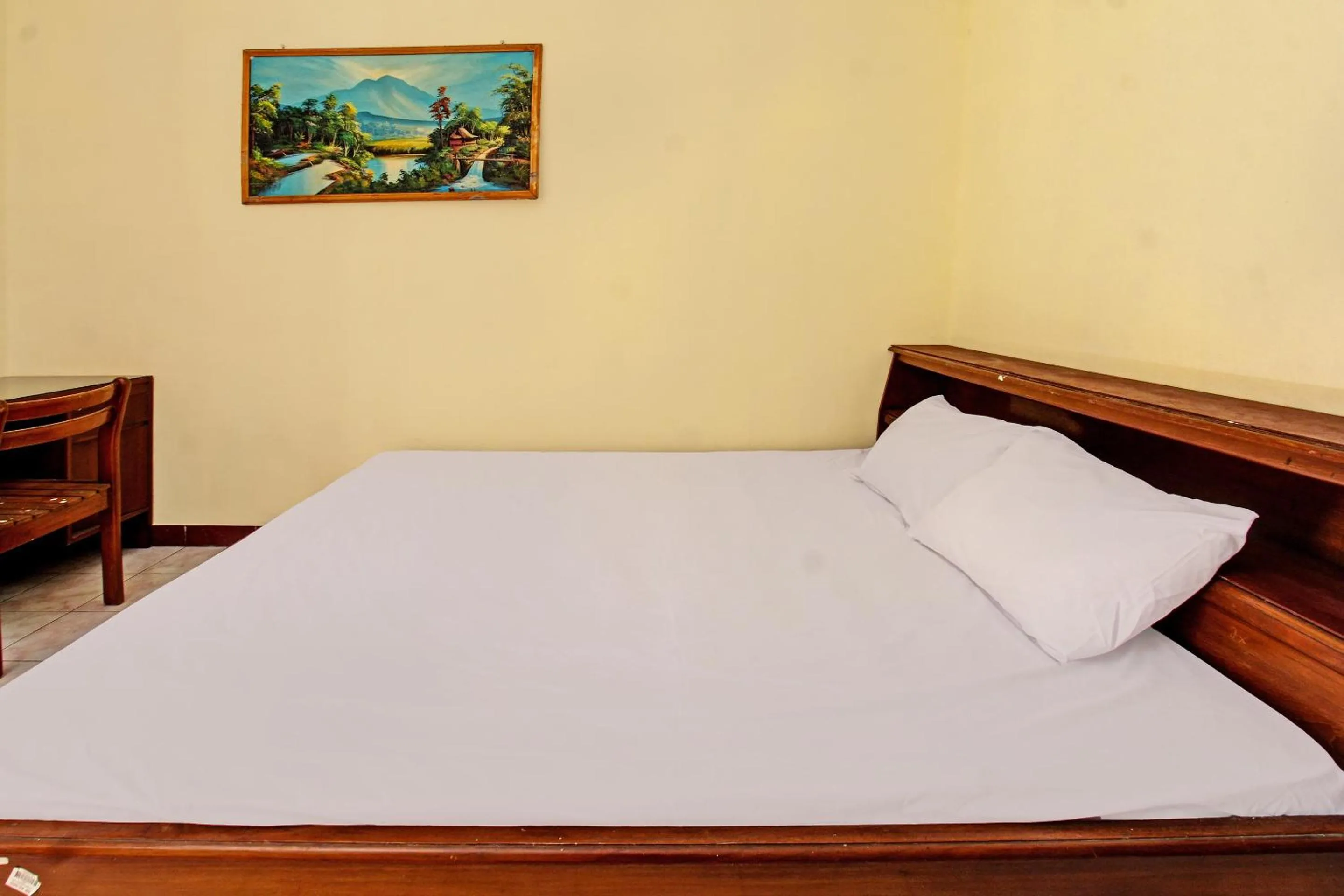 Bedroom, Bed in Hotel O Losmen Tjabe Merah Near Alfamart Bintaro