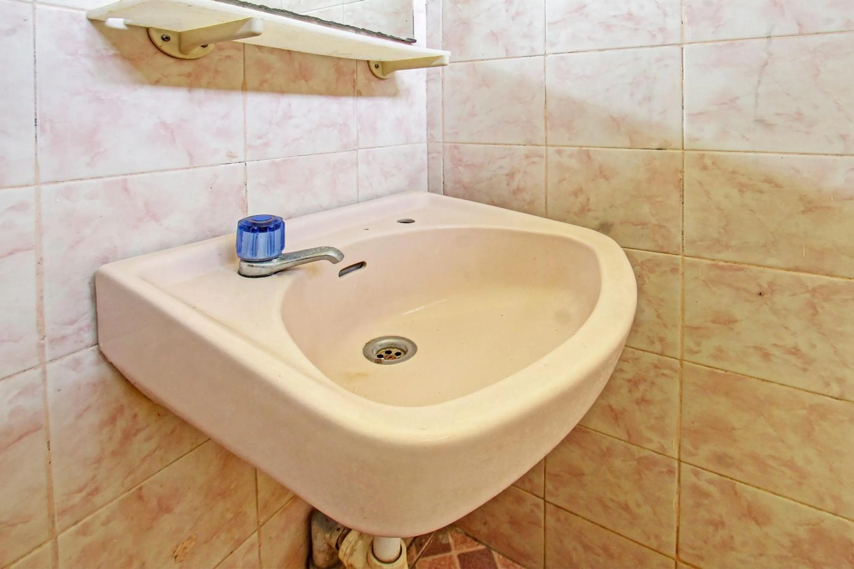 Bathroom in Hotel O Losmen Tjabe Merah Near Alfamart Bintaro