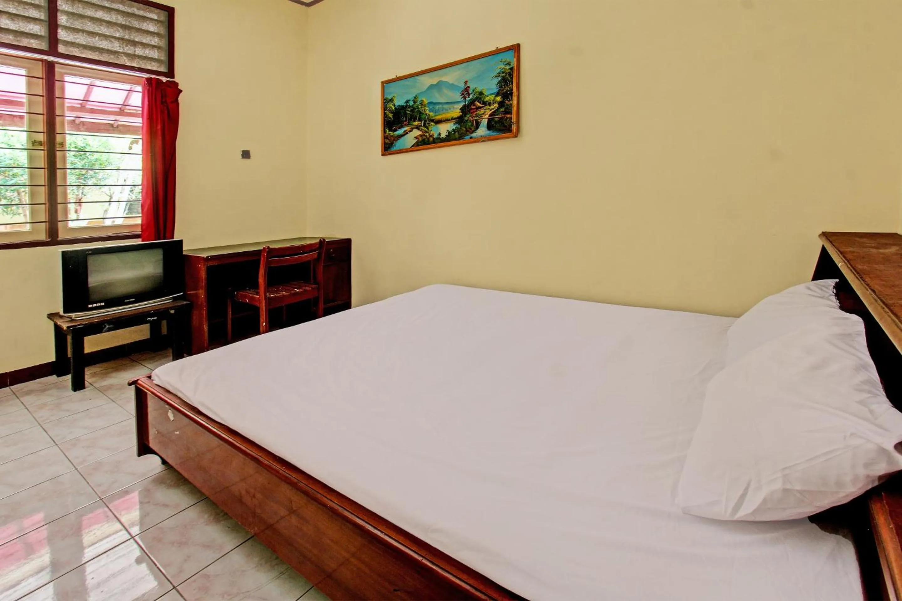Bedroom, Bed in Hotel O Losmen Tjabe Merah Near Alfamart Bintaro