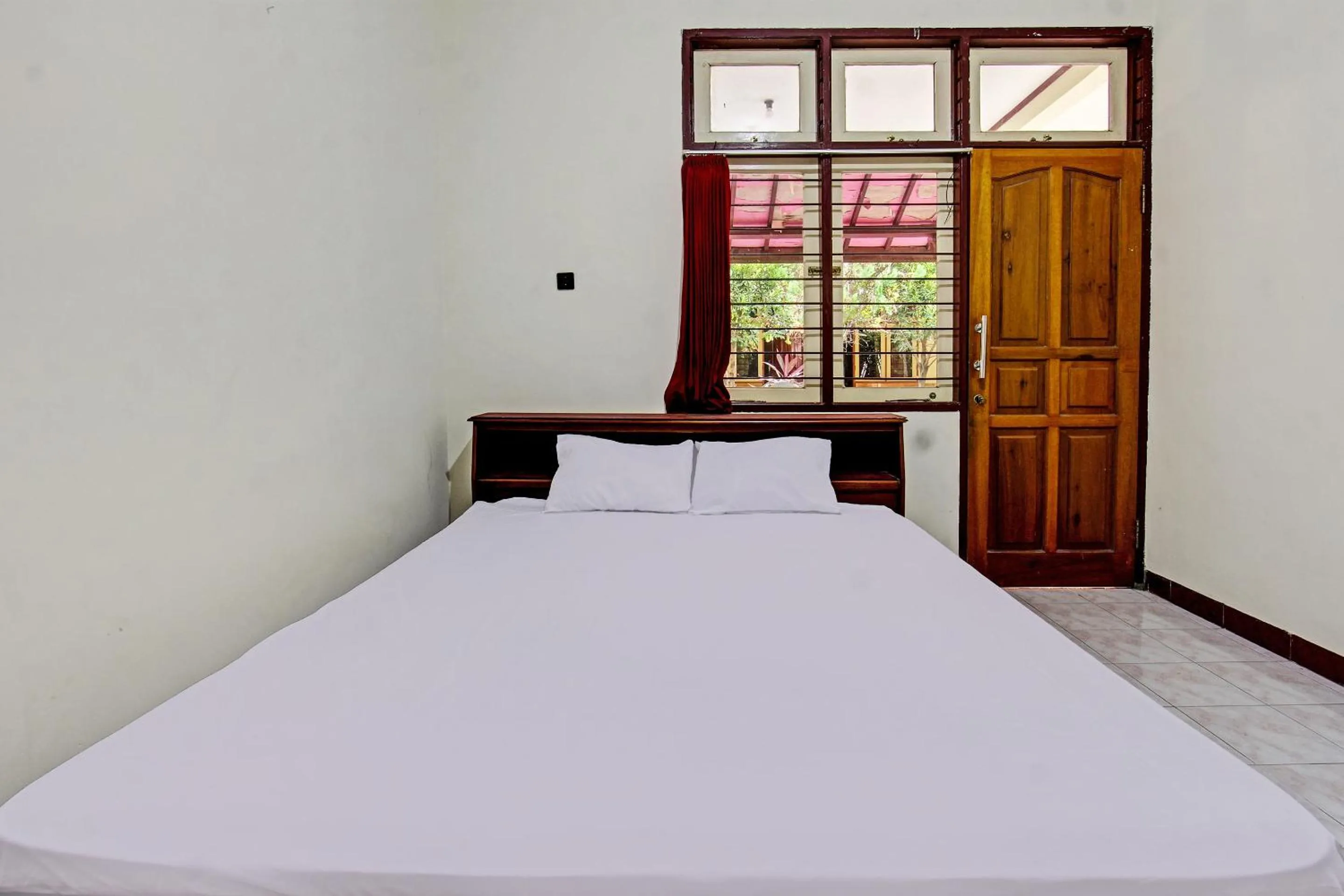 Bedroom, Bed in Hotel O Losmen Tjabe Merah Near Alfamart Bintaro