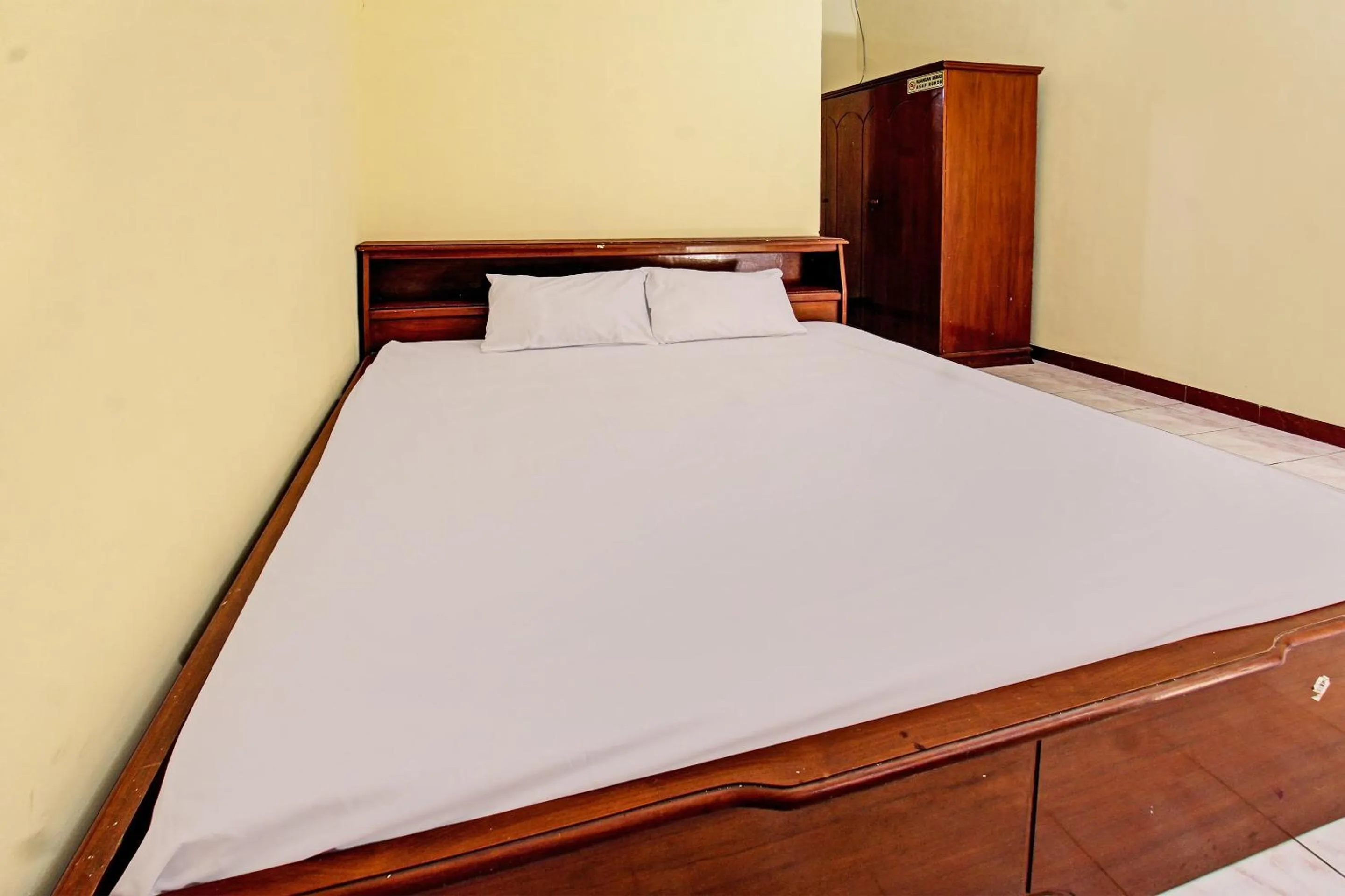 Bedroom, Bed in Hotel O Losmen Tjabe Merah Near Alfamart Bintaro