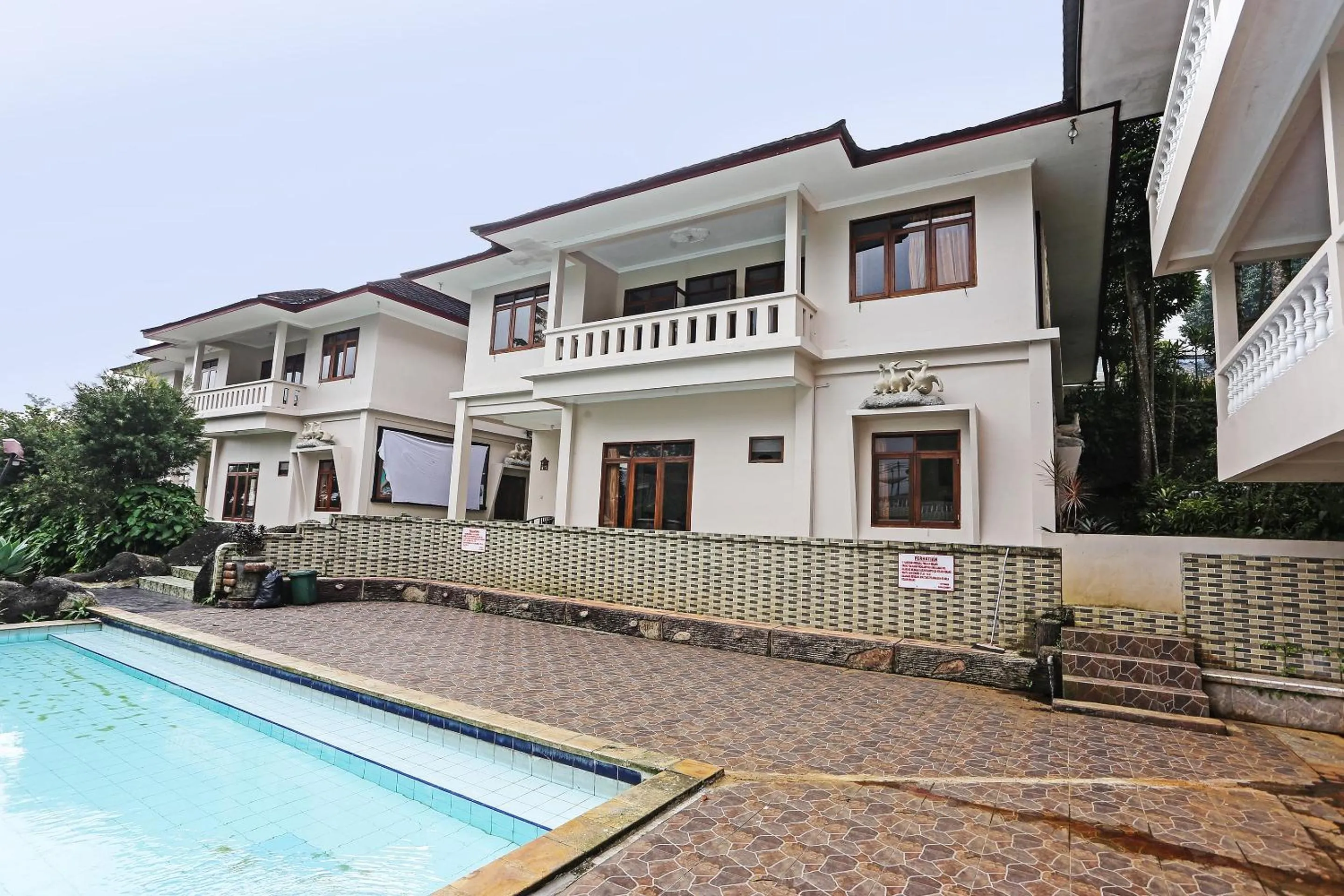 Swimming pool in Hotel O Tjokro 3