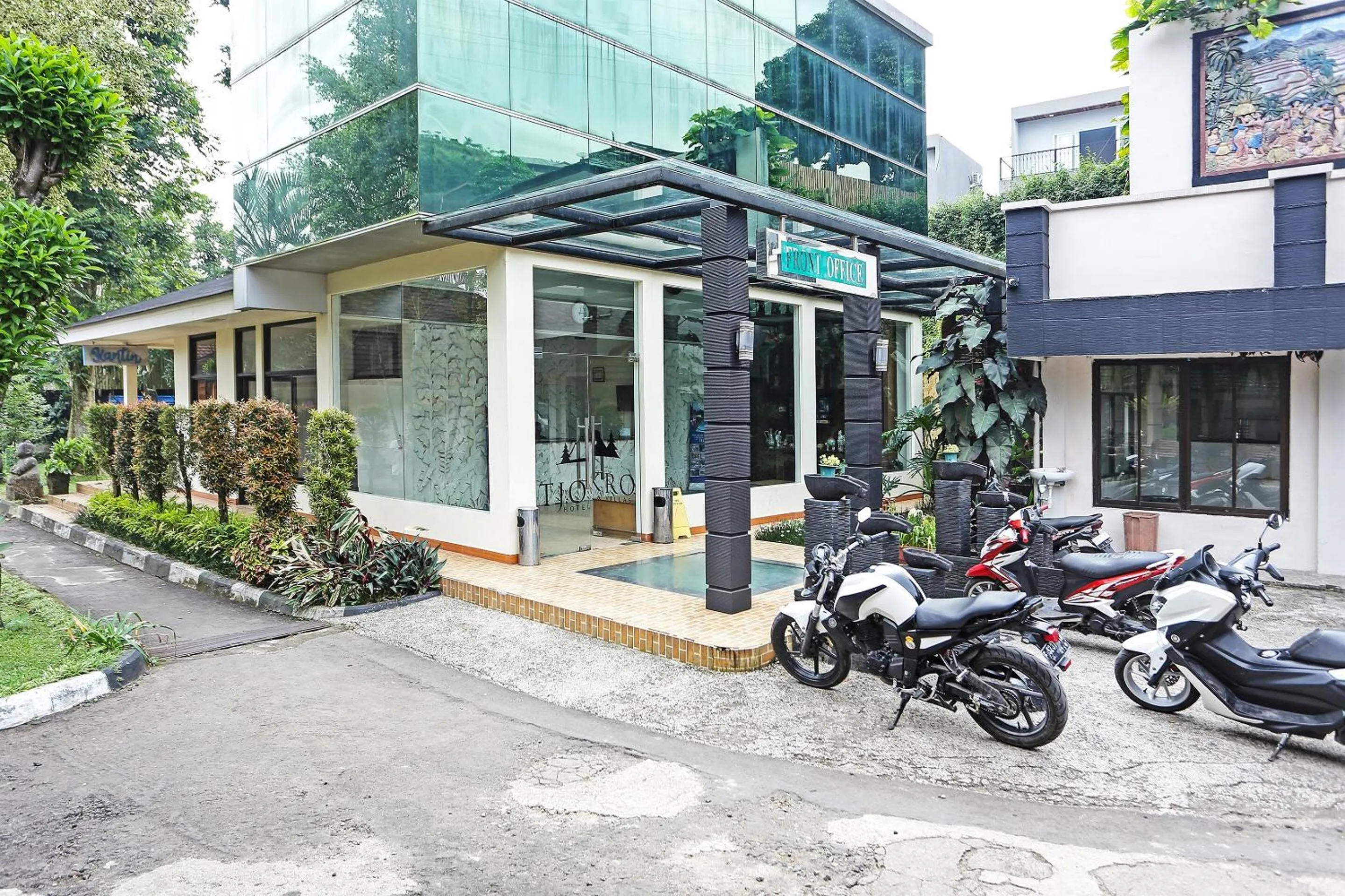 Facade/entrance in Hotel O Tjokro 3