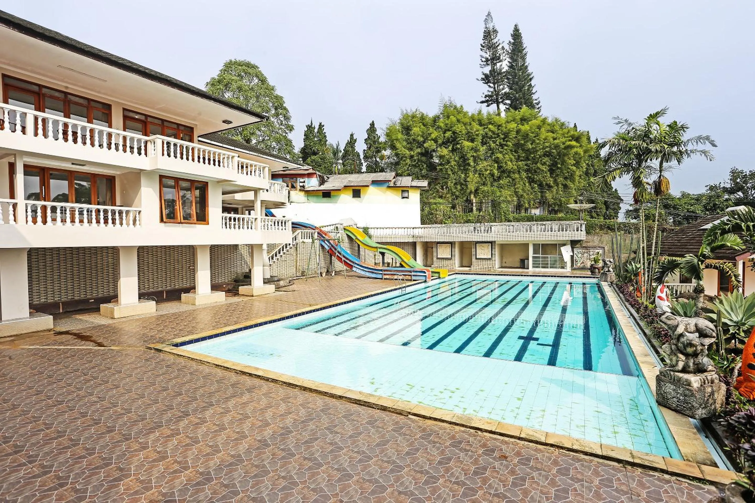 Swimming pool in Hotel O Tjokro 3