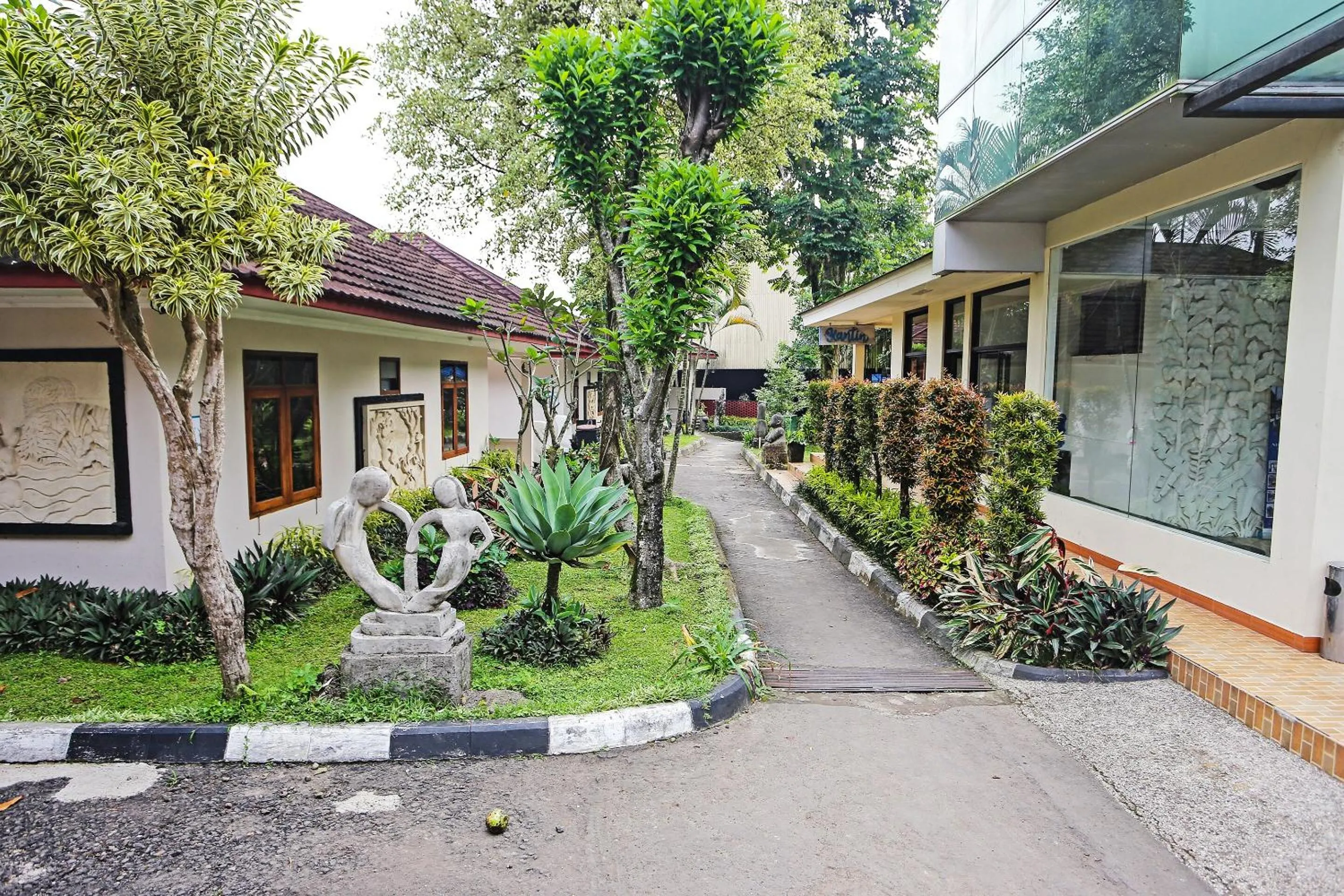 Facade/entrance in Hotel O Tjokro 3