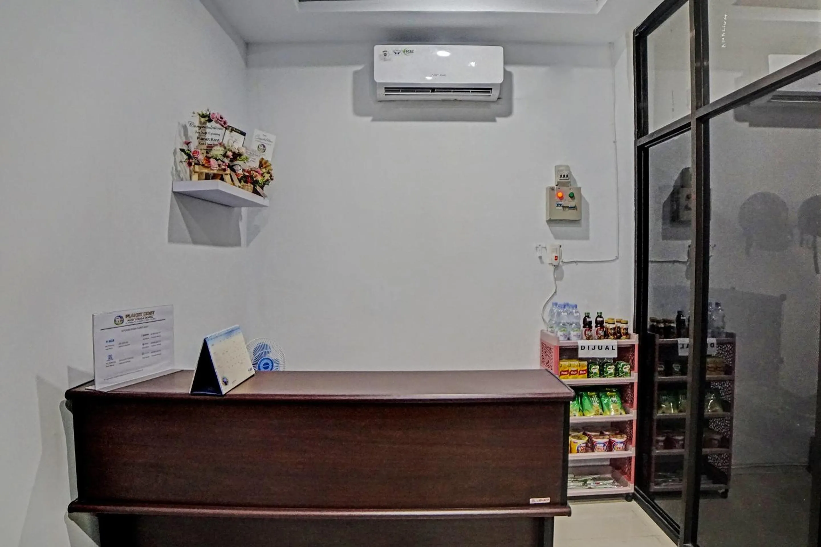 Lobby or reception in Hotel O Planet Guest House Syariah