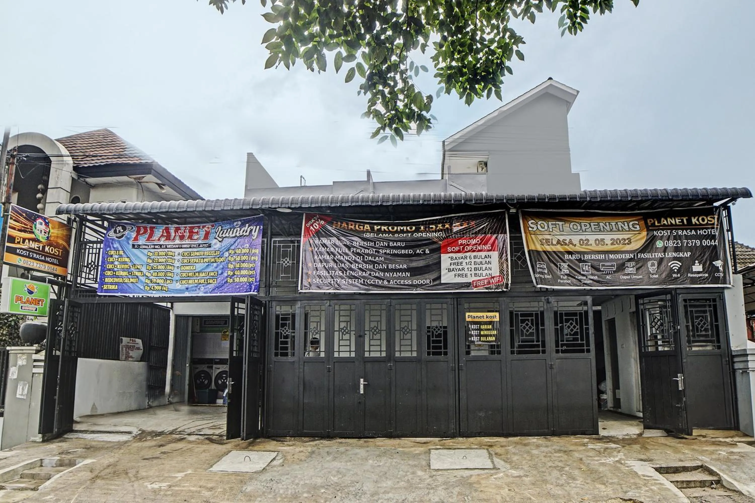 Facade/entrance in Hotel O Planet Guest House Syariah