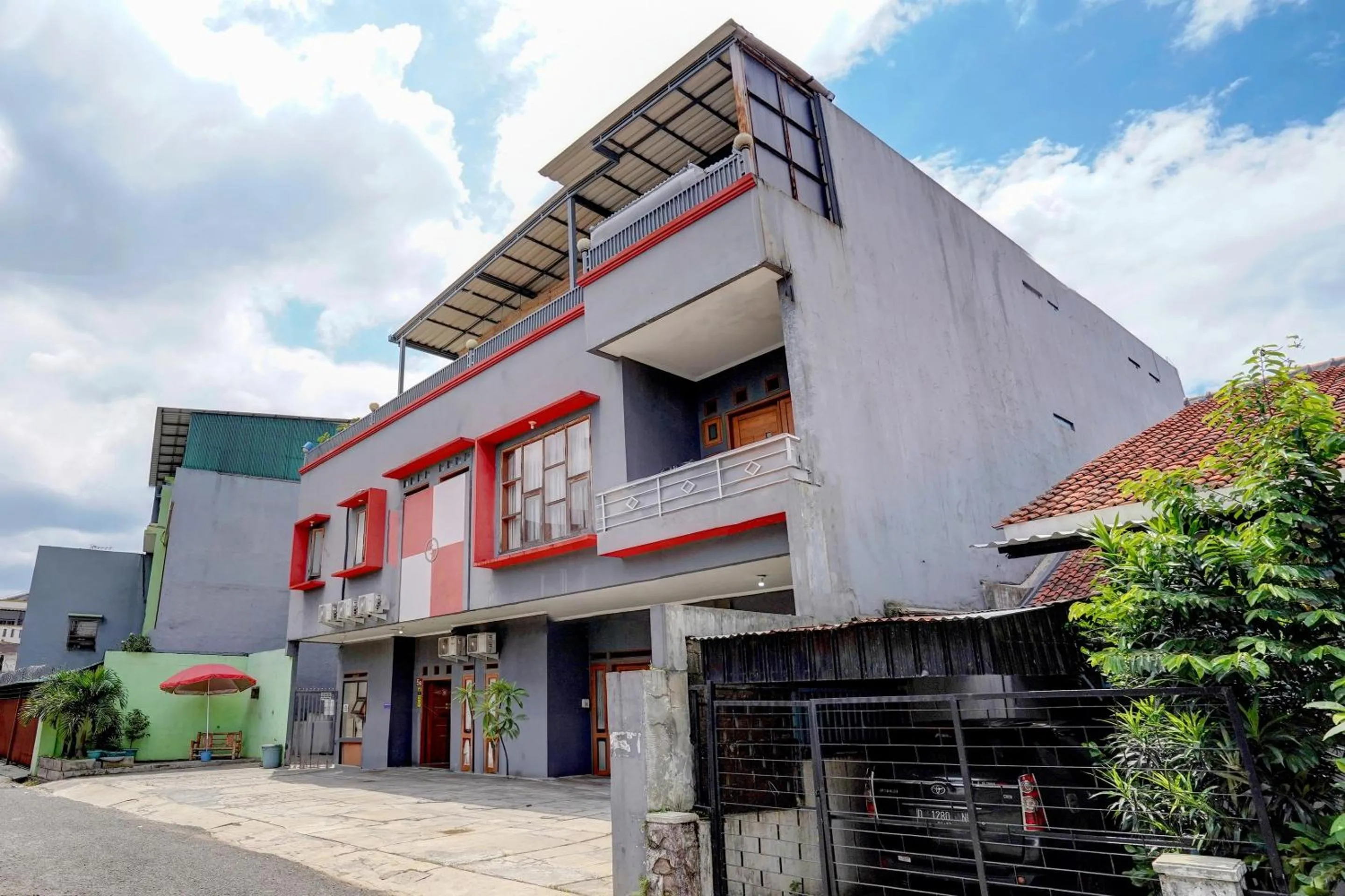 Facade/entrance in OYO 92725 Regol Srimahi Residence