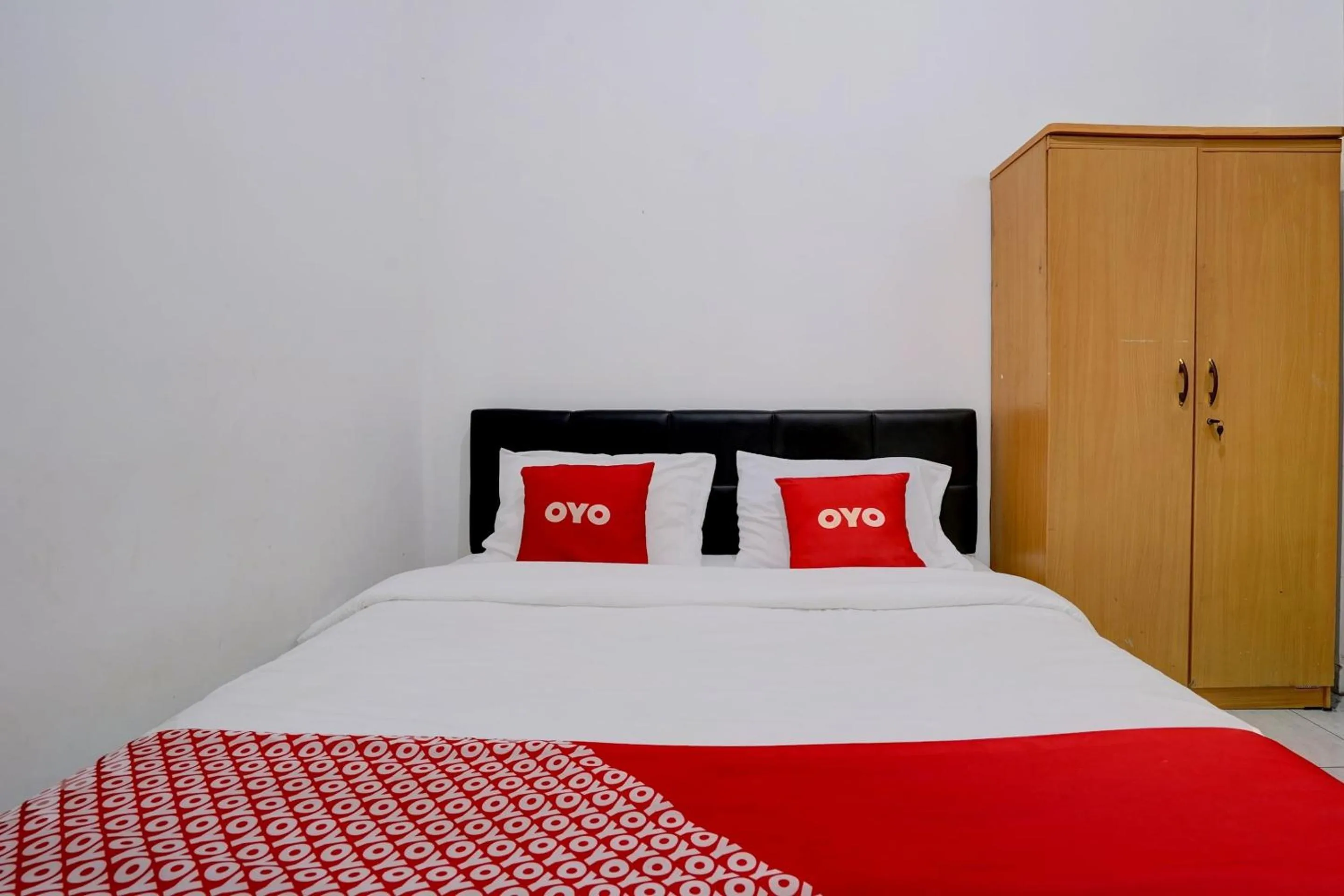 Bedroom in OYO 92725 Regol Srimahi Residence