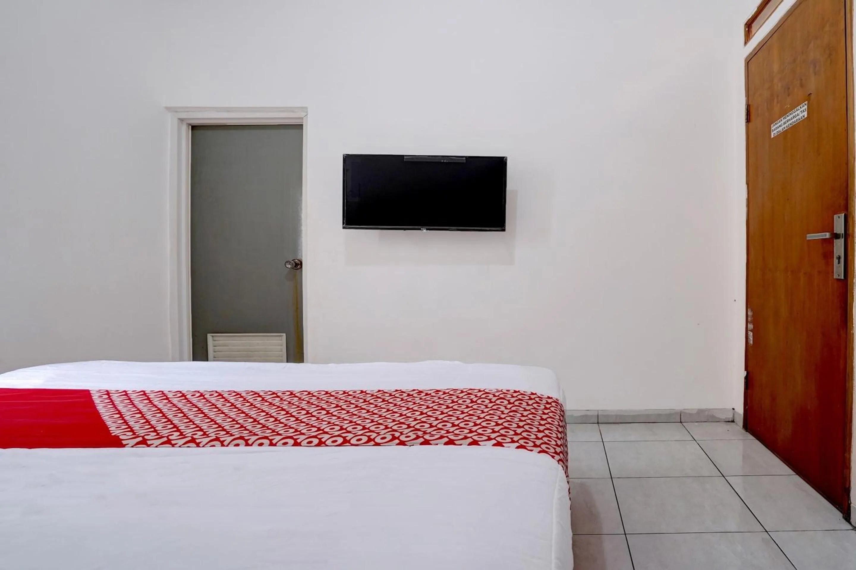 Bedroom in OYO 92725 Regol Srimahi Residence