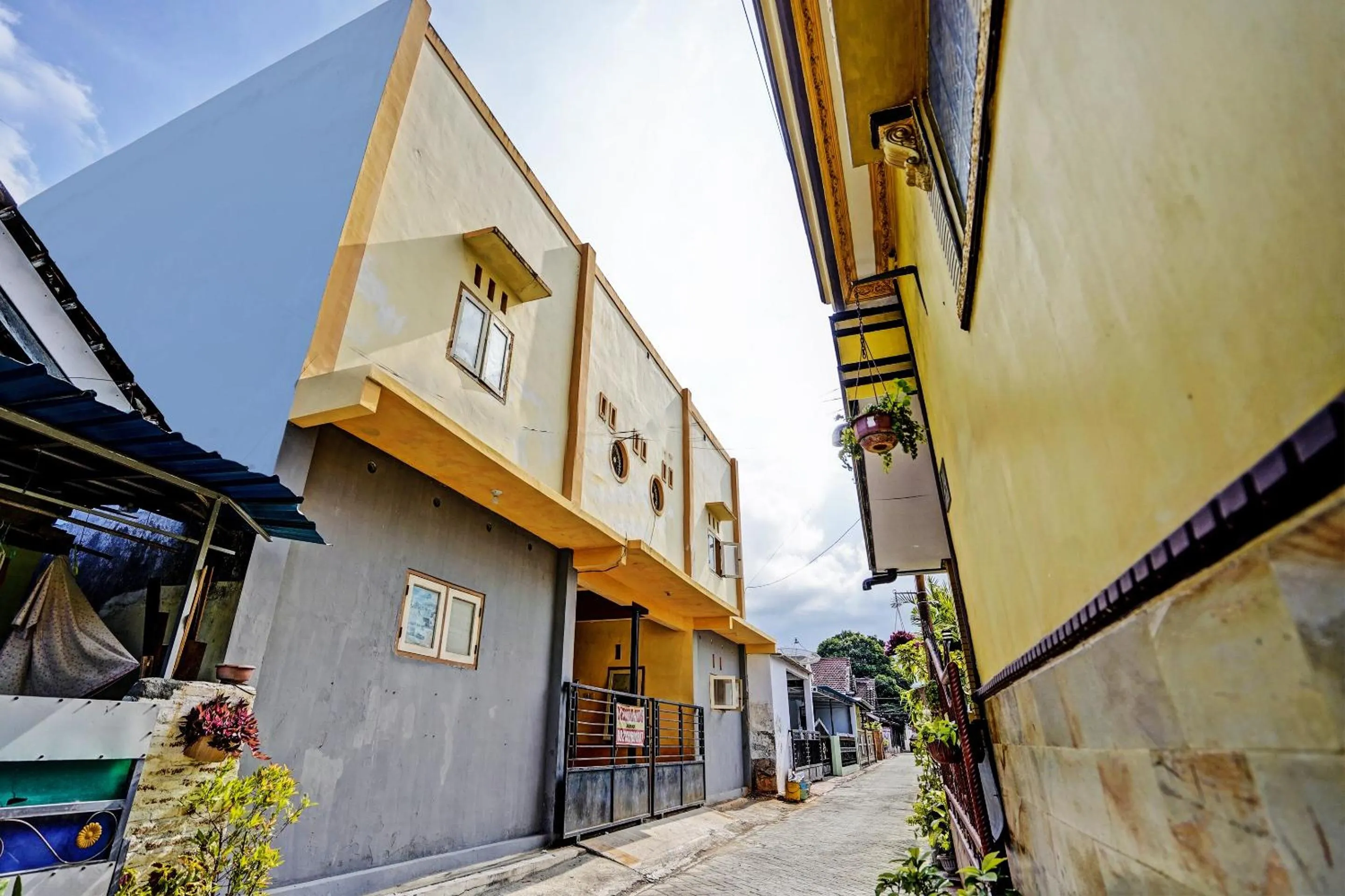 Facade/entrance in Hotel O Lili Kost SyariahNearKetapang Royal City