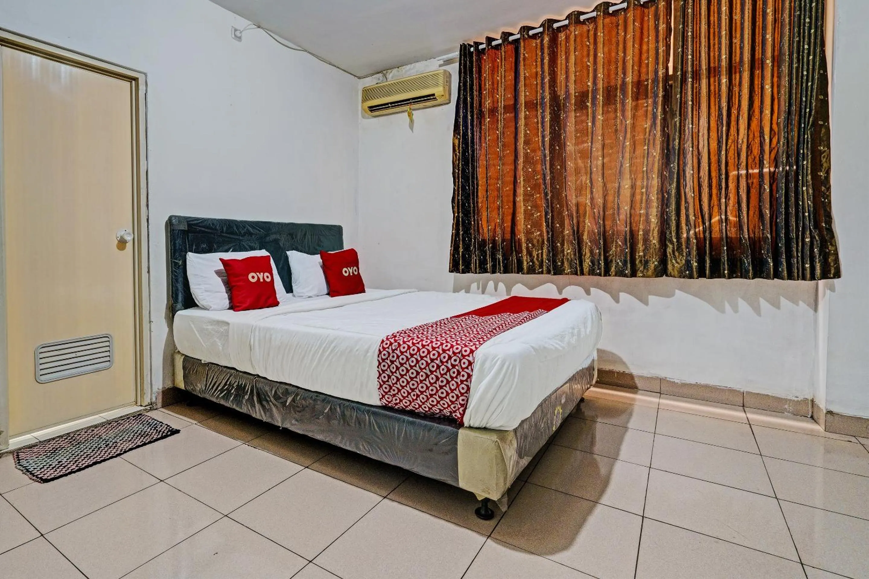 Bedroom in Hotel O Geulis Guest House Syariah