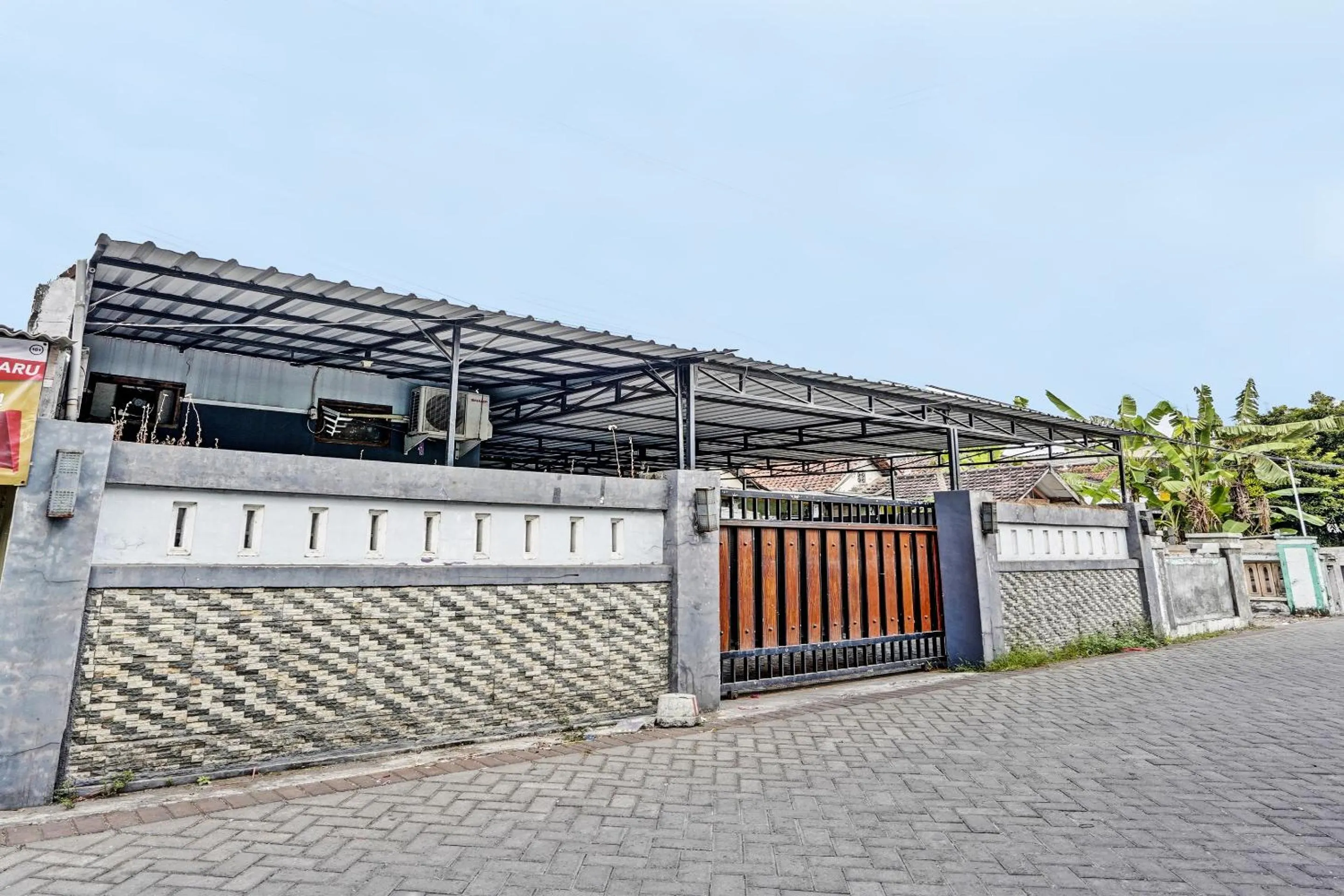 Facade/entrance in Hotel O Lestari Syariah
