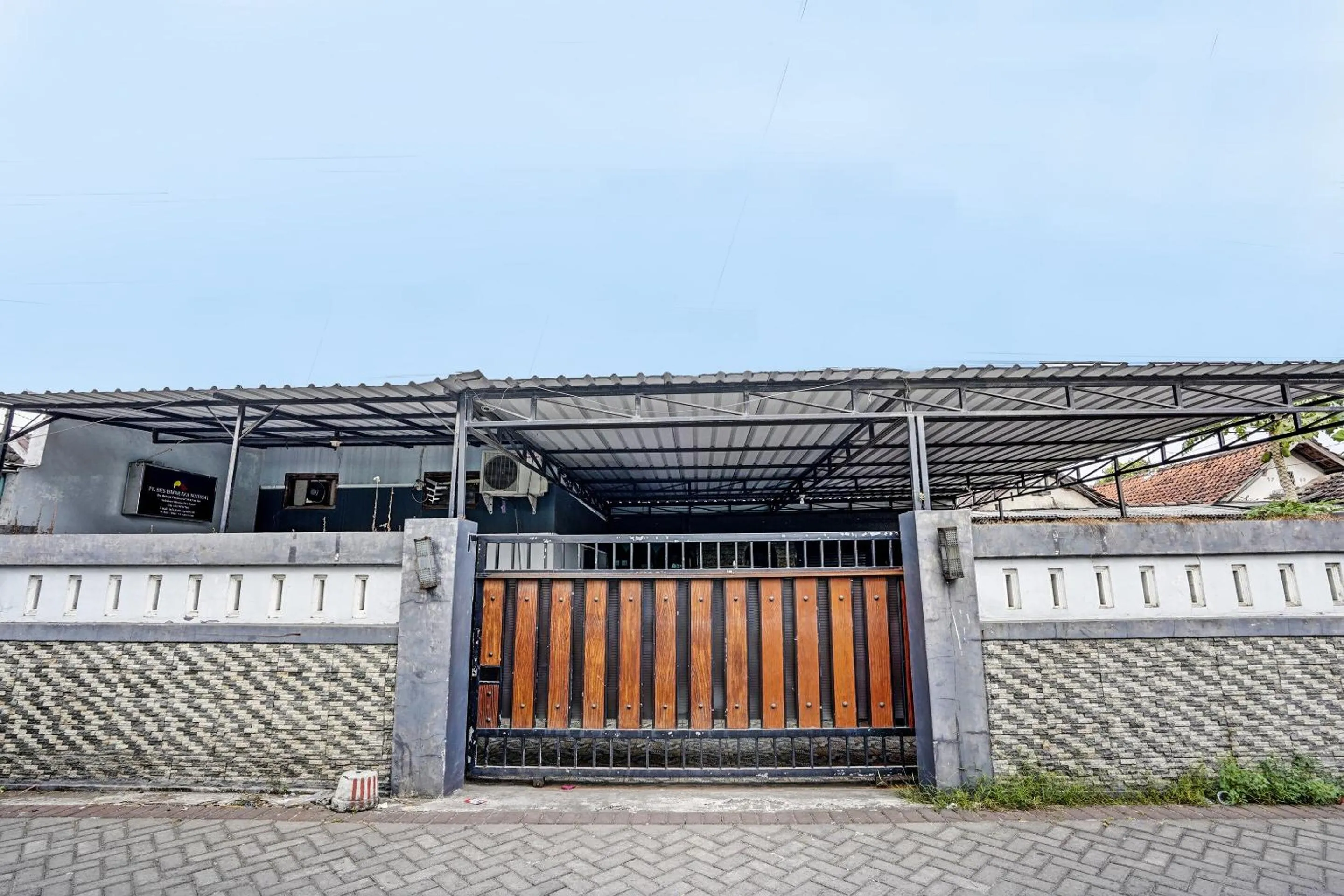 Facade/entrance in Hotel O Lestari Syariah