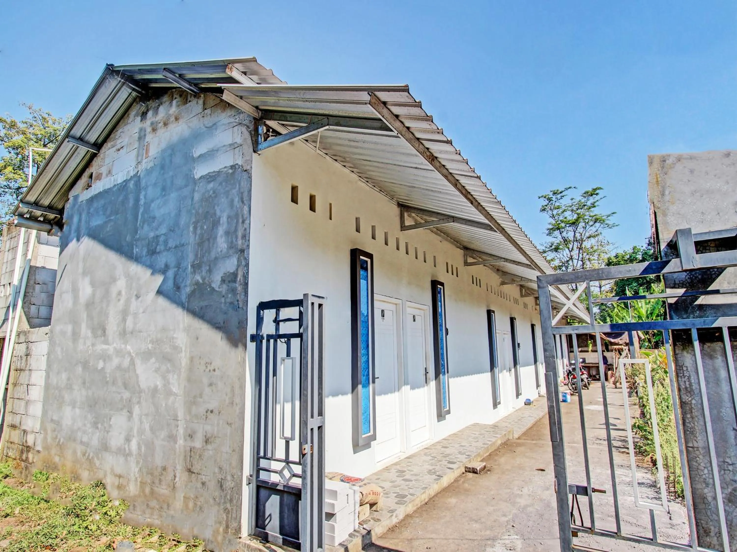 Facade/entrance in Hotel O Wisma Bani Pandi Syariah