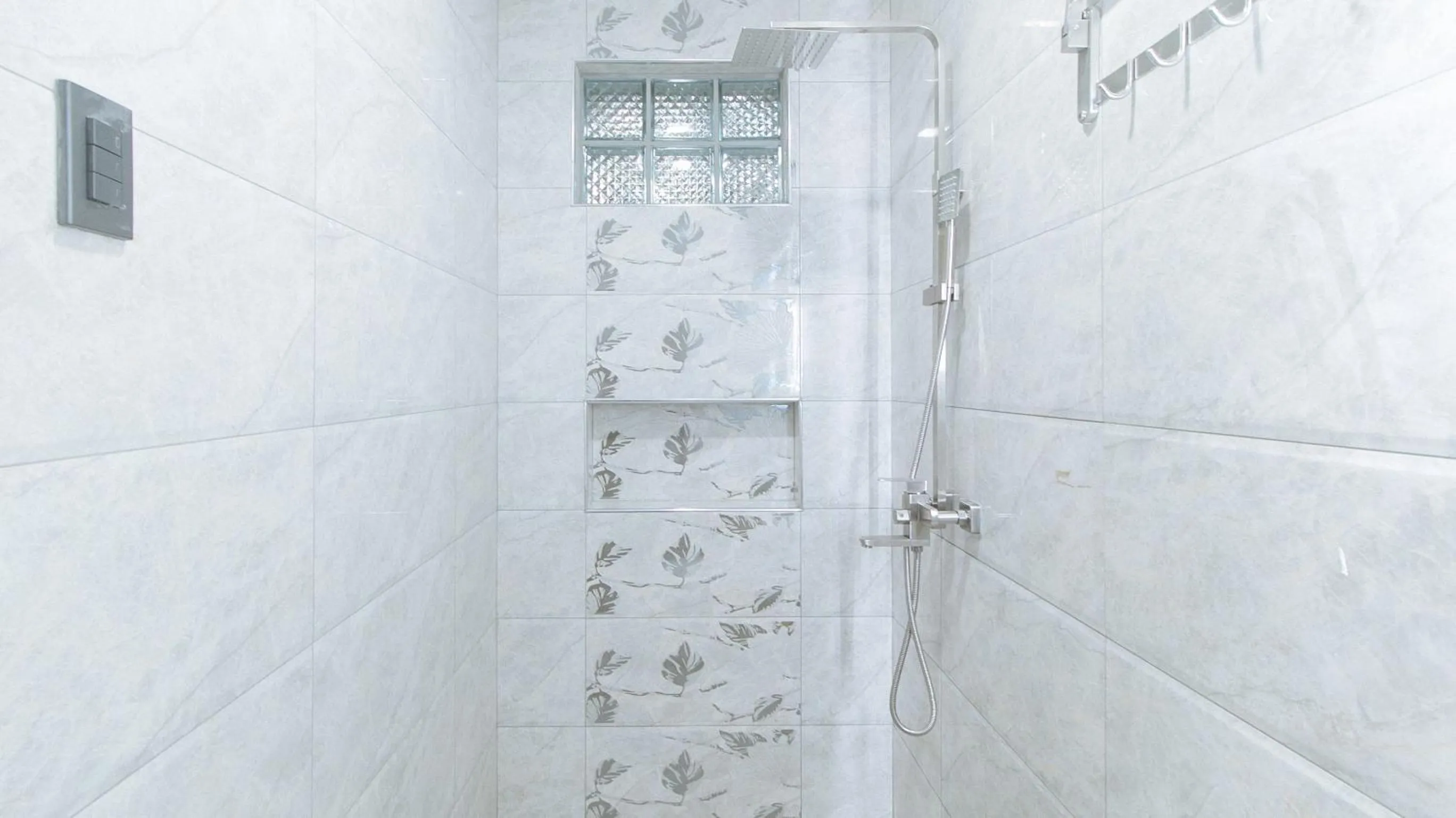 Shower in RedDoorz Plus @ Bez Tower and Residences San Juan