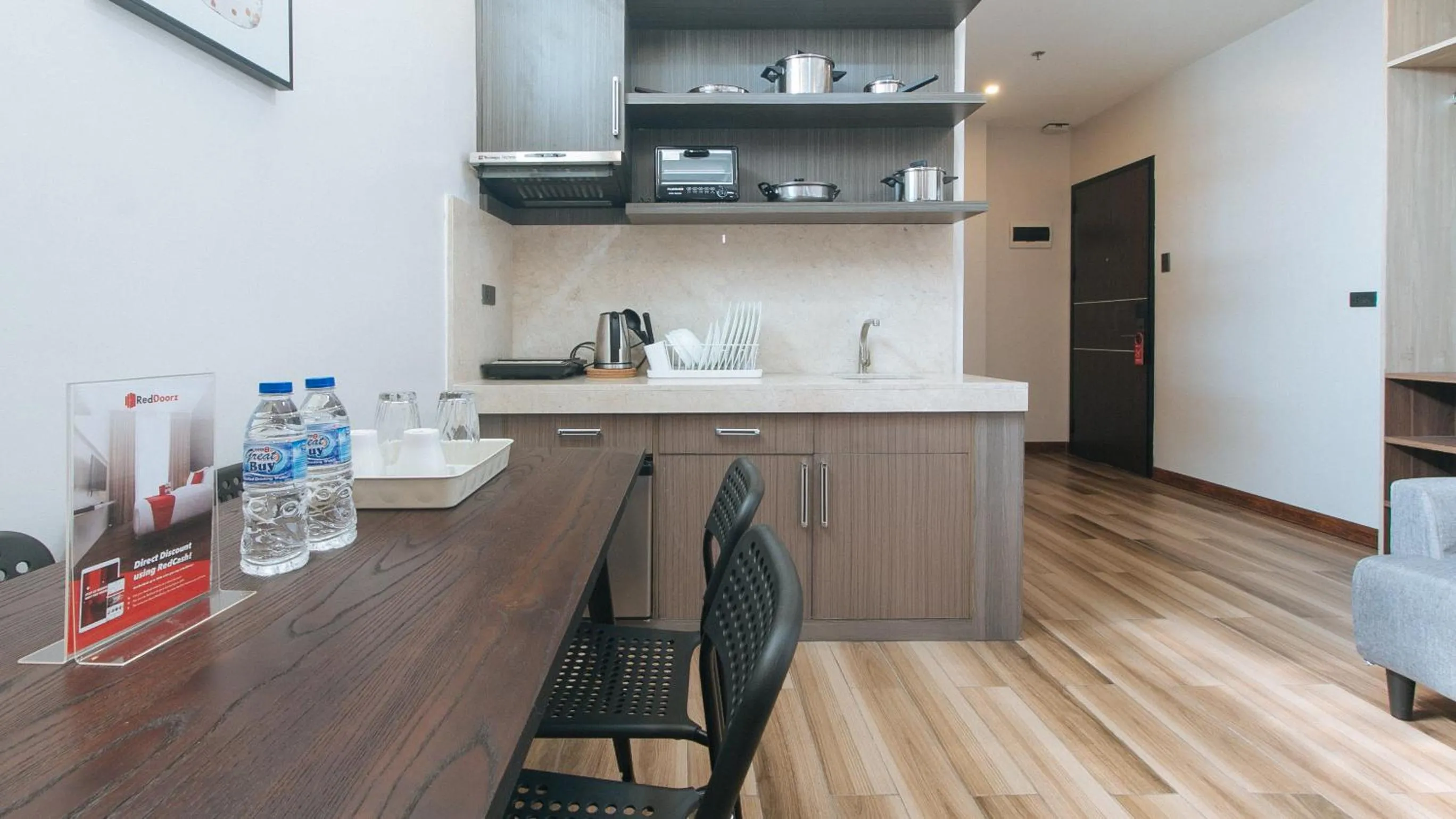 Kitchen or kitchenette in RedDoorz Plus @ Bez Tower and Residences San Juan