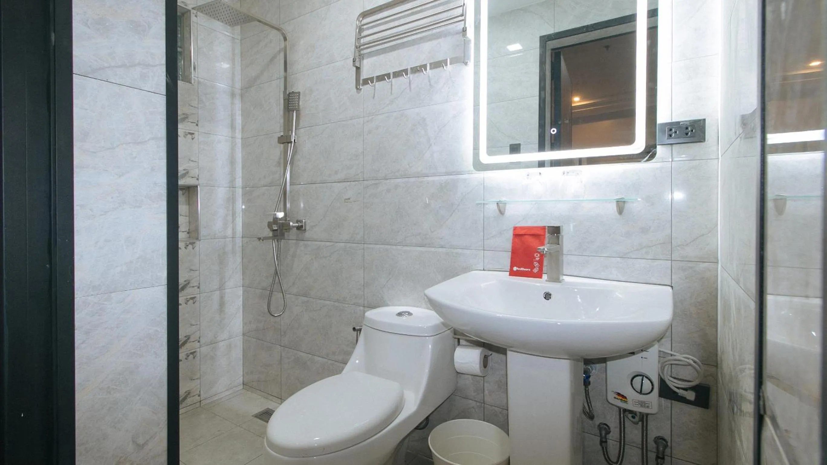 Shower in RedDoorz Plus @ Bez Tower and Residences San Juan