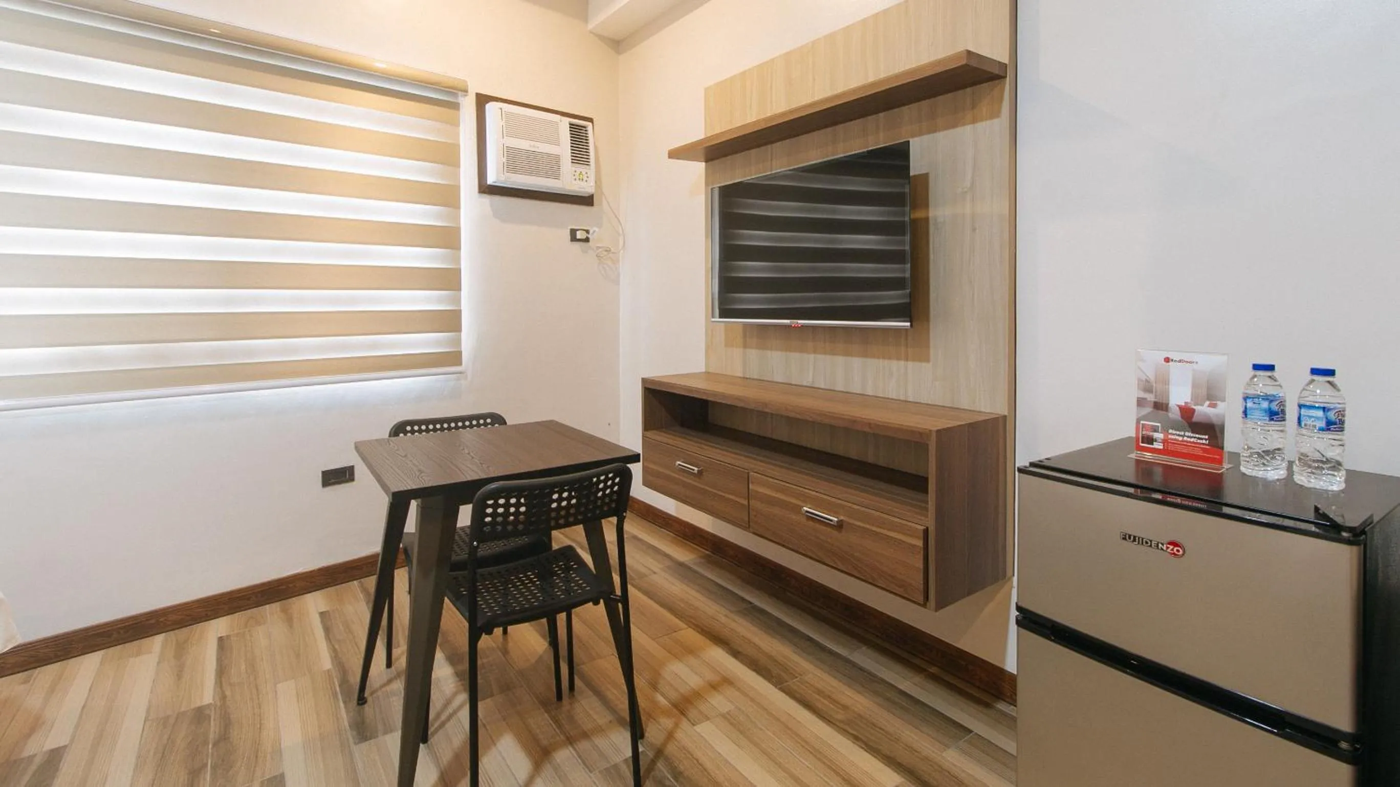 TV and multimedia in RedDoorz Plus @ Bez Tower and Residences San Juan