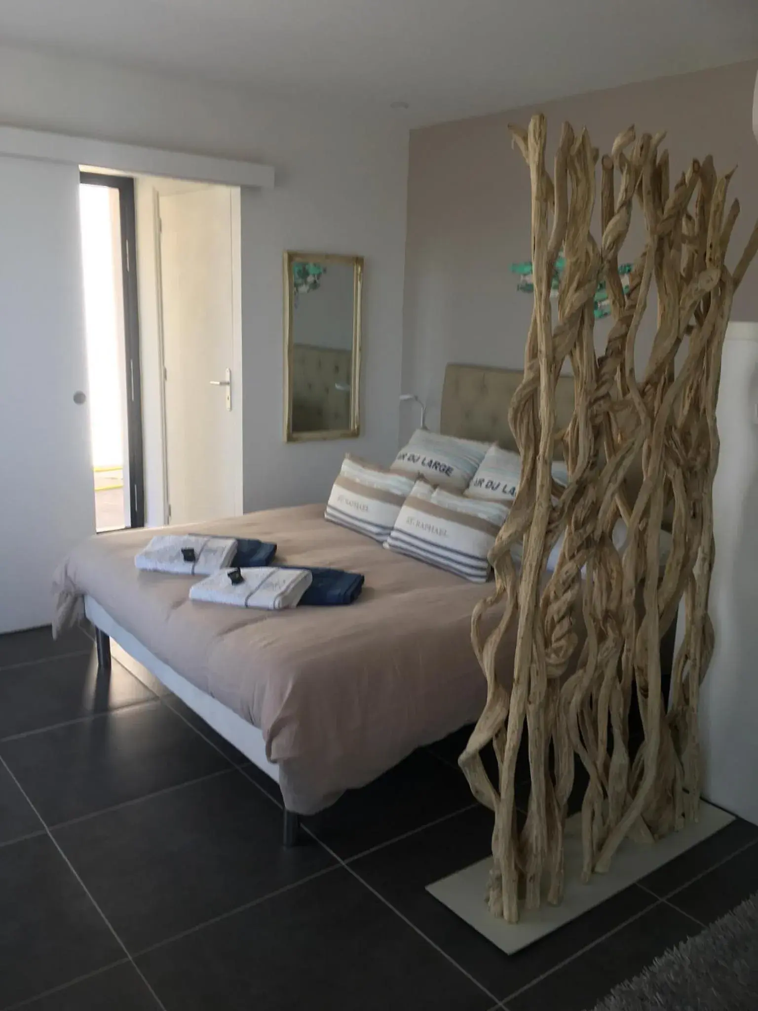 Deluxe Double Room with Balcony and Sea View in Villa Louancelie B&B Deluxe Double Room with Balcony and Sea View in Villa Louancelie B&B
