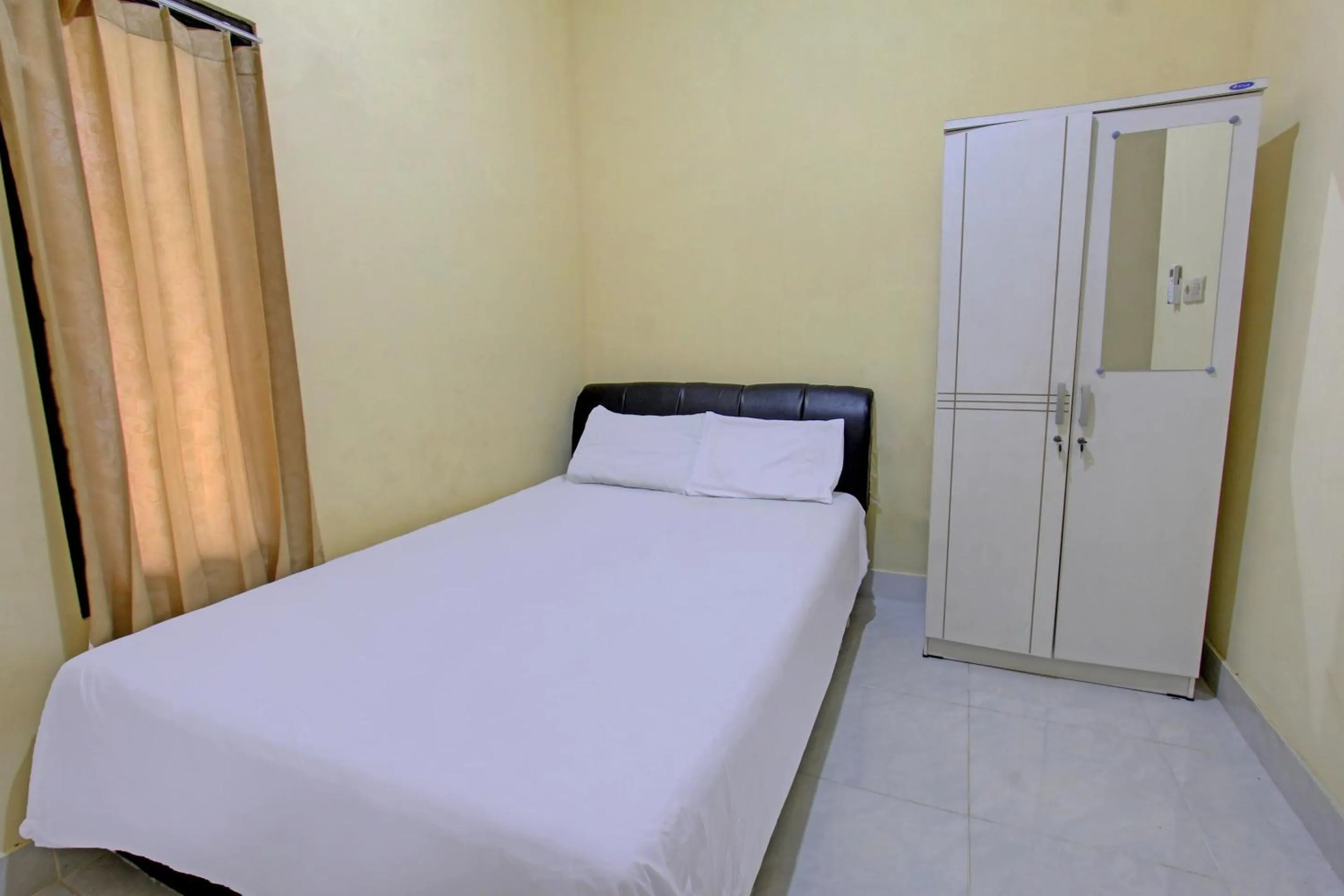 Bedroom, Bed in Hotel O Kos Moncok