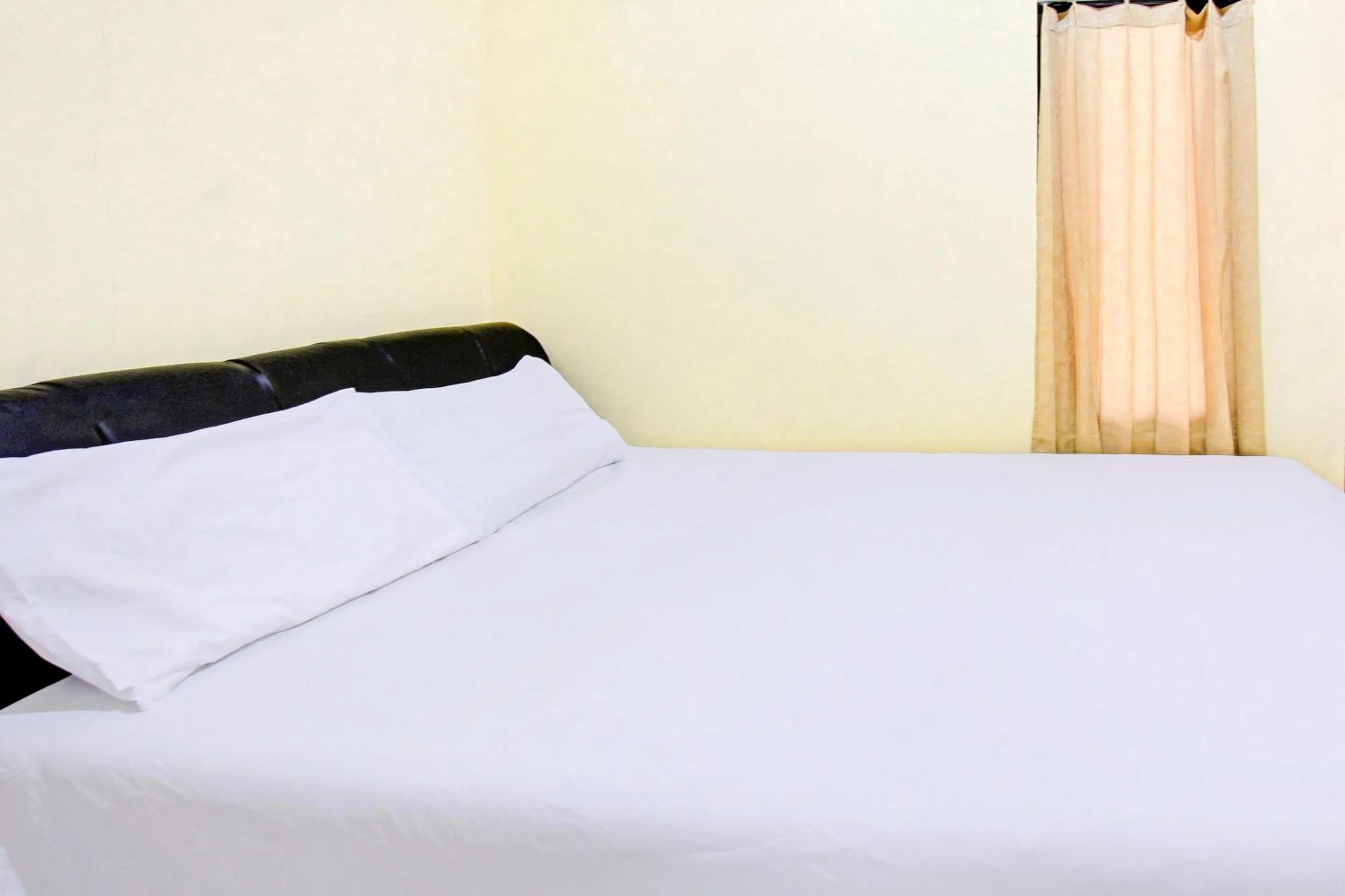 Bedroom, Bed in Hotel O Kos Moncok