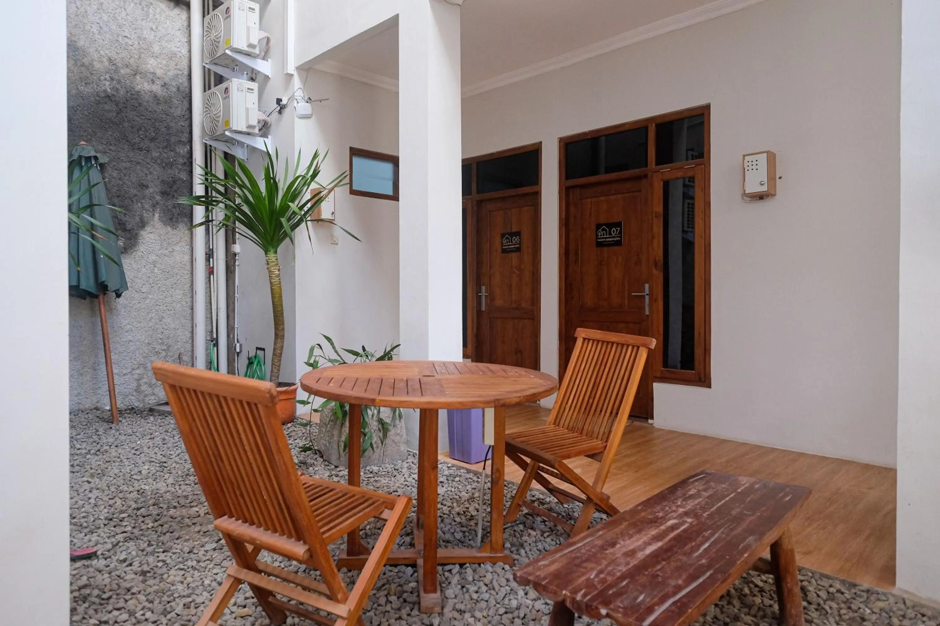 Seating area in RedDoorz Syariah near Stasiun Klaten