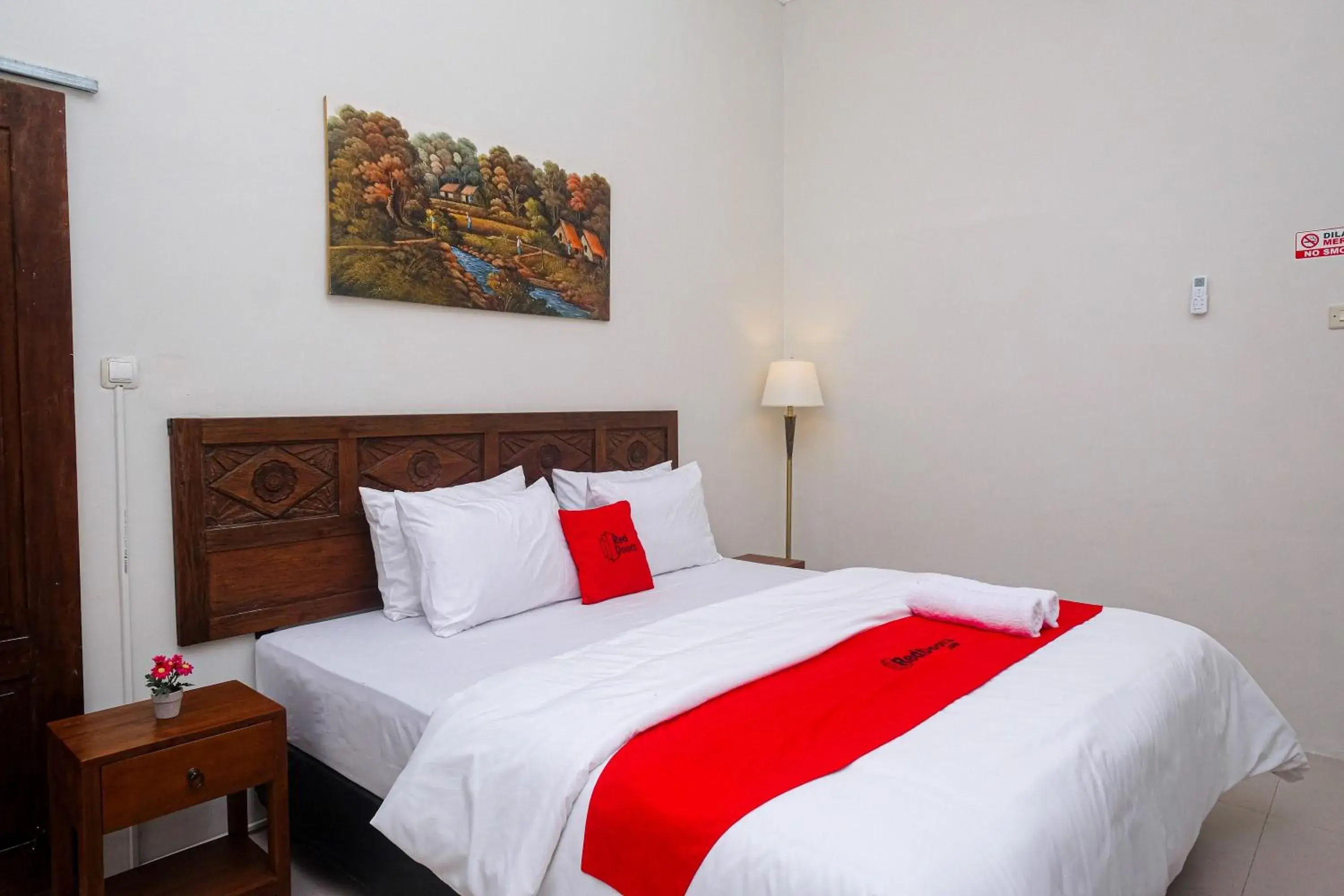 Bed in RedDoorz Syariah near Stasiun Klaten Bed in RedDoorz Syariah near Stasiun Klaten