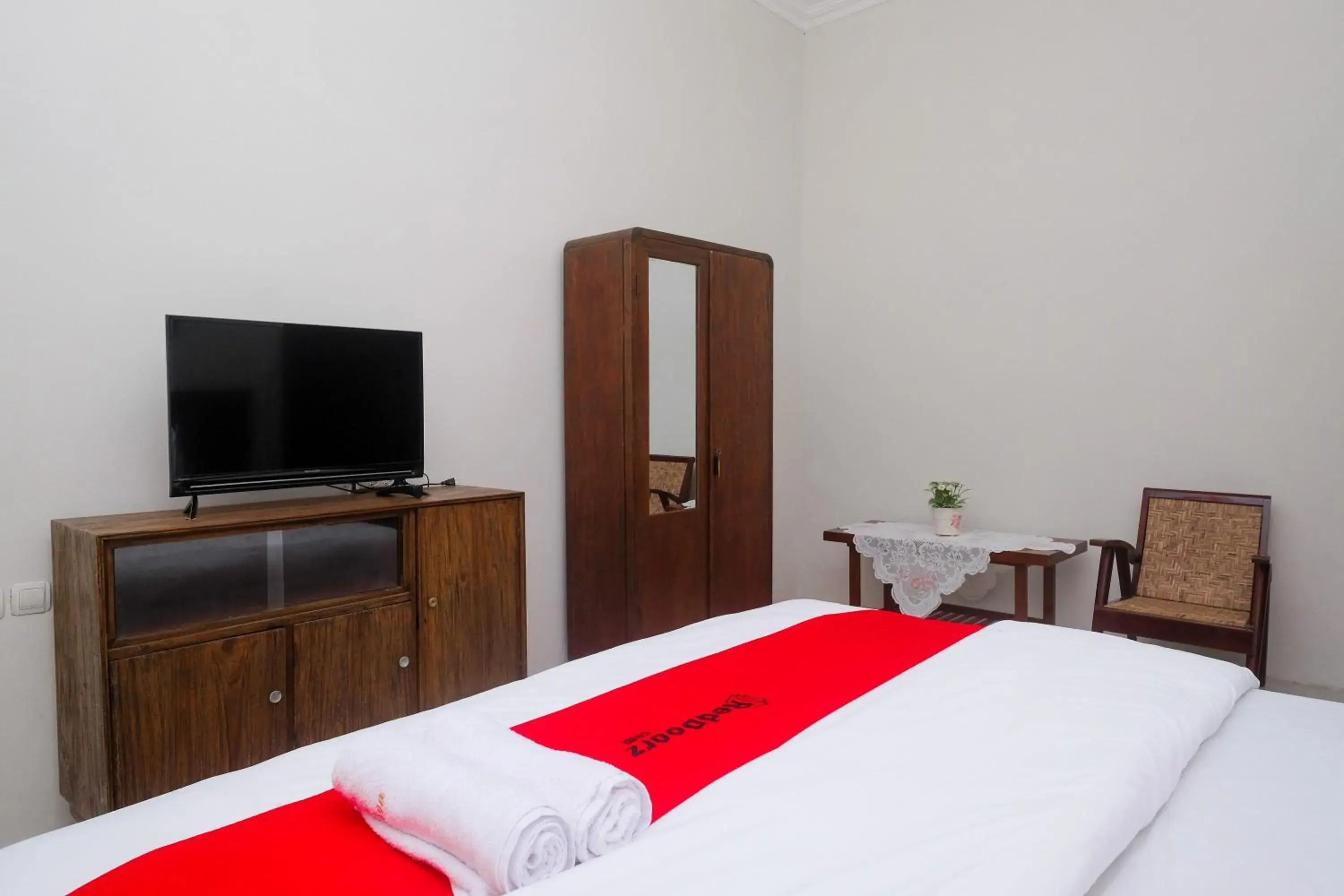 Bed in RedDoorz Syariah near Stasiun Klaten Bed in RedDoorz Syariah near Stasiun Klaten