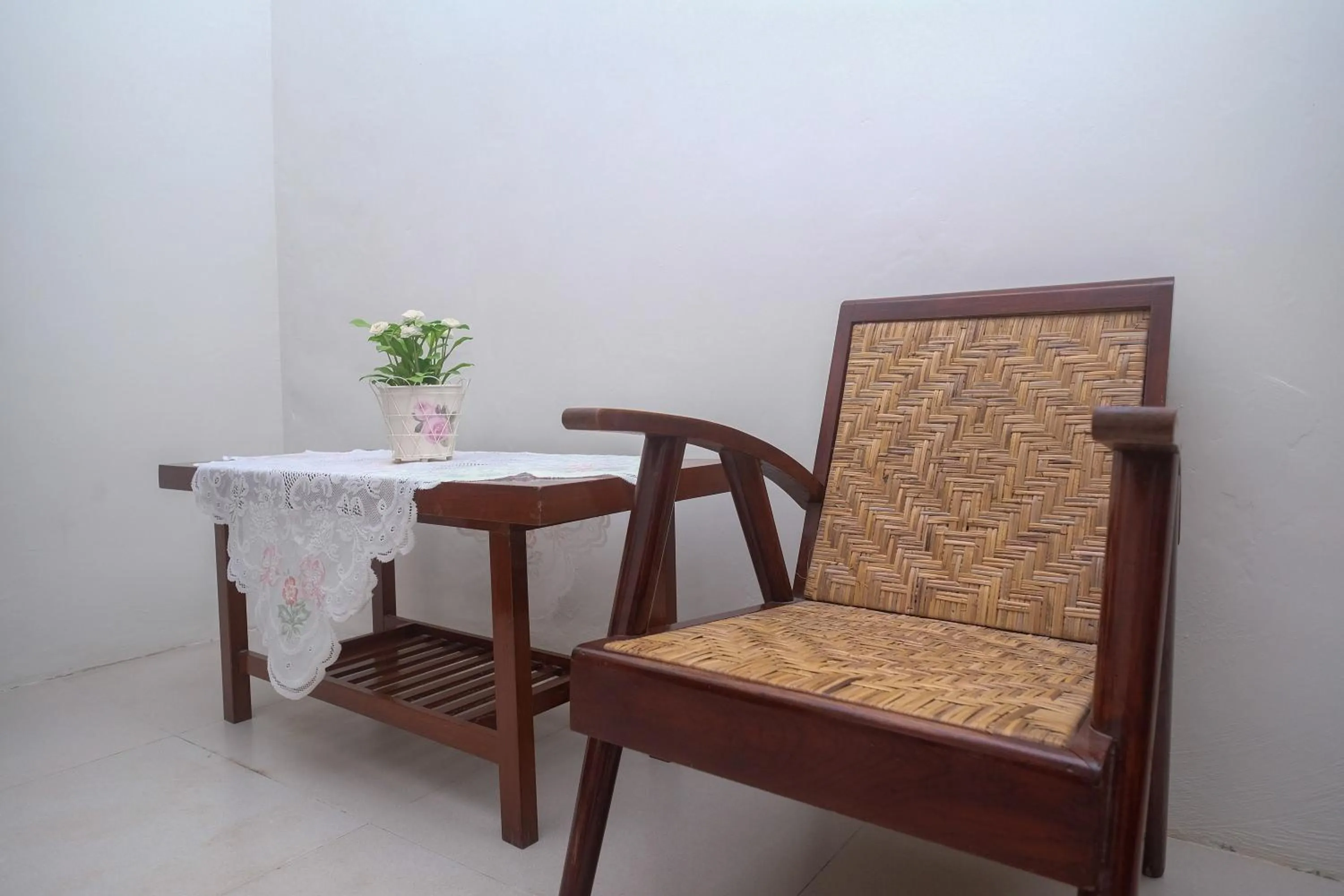 Seating area in RedDoorz Syariah near Stasiun Klaten