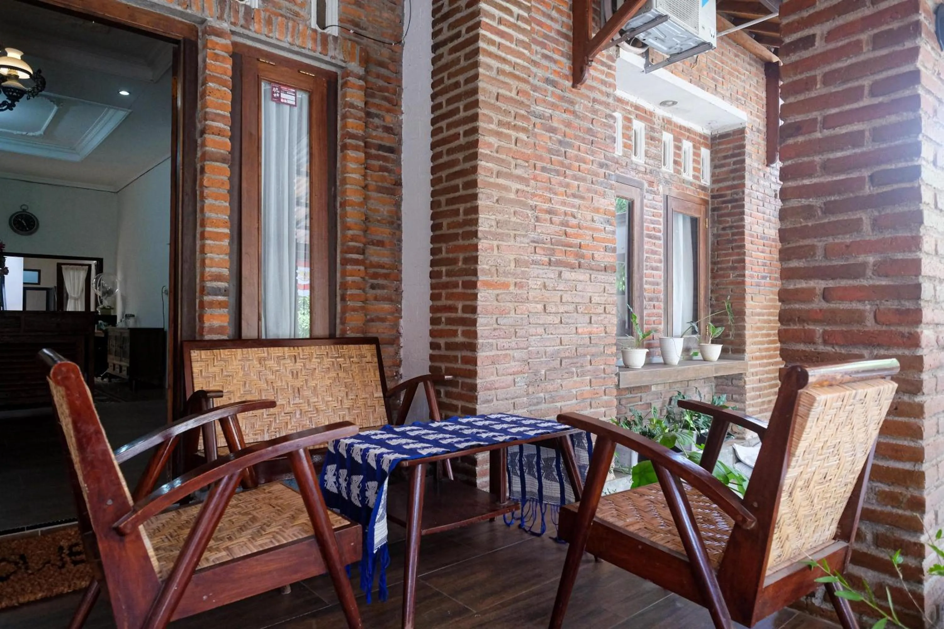 Seating area in RedDoorz Syariah near Stasiun Klaten