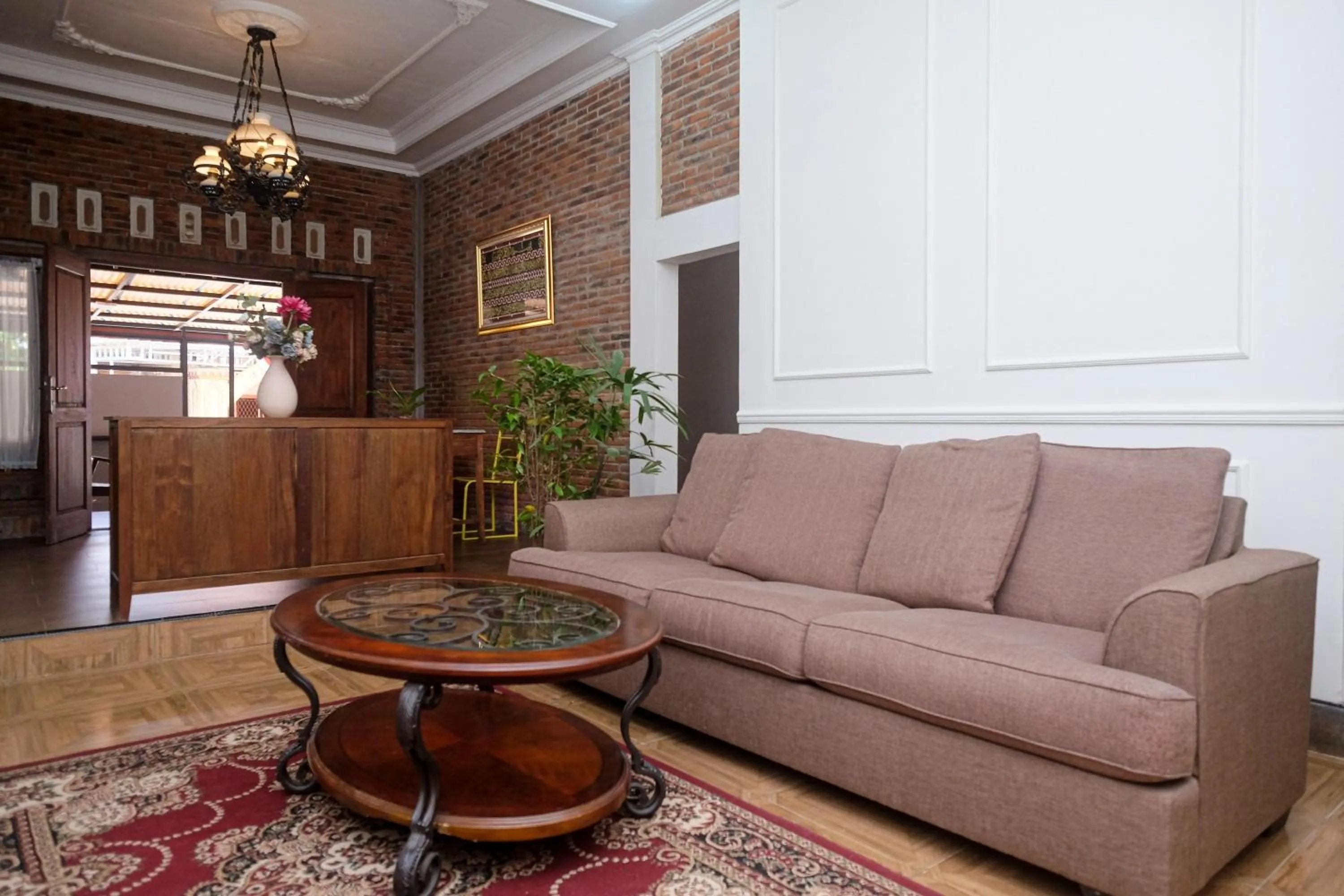 Seating area in RedDoorz Syariah near Stasiun Klaten