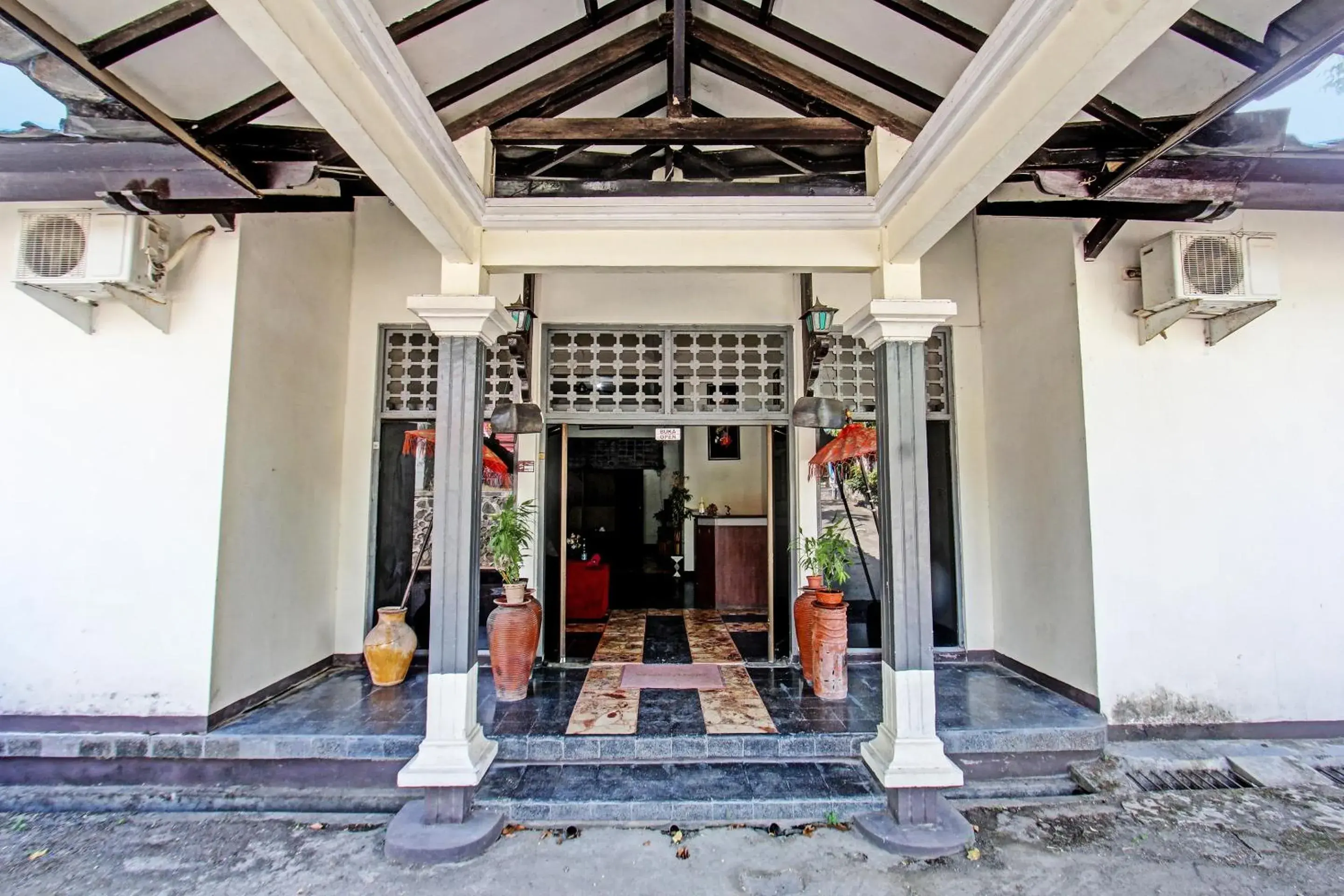 Facade/entrance in Hotel O Motel Langko Facade/entrance in Hotel O Motel Langko